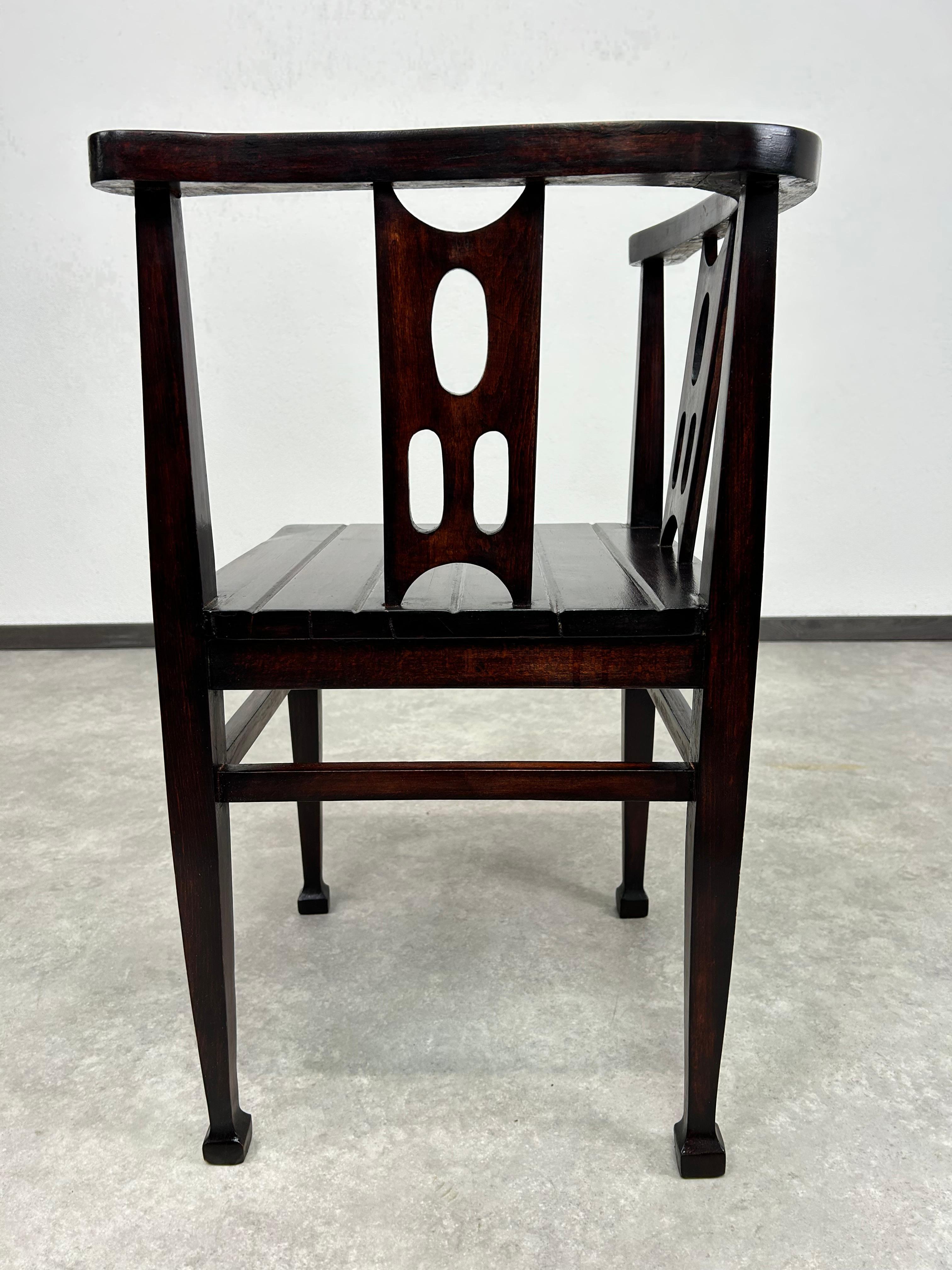 Jugendstil corner chair attr. to Josef Hoffmann For Sale 2