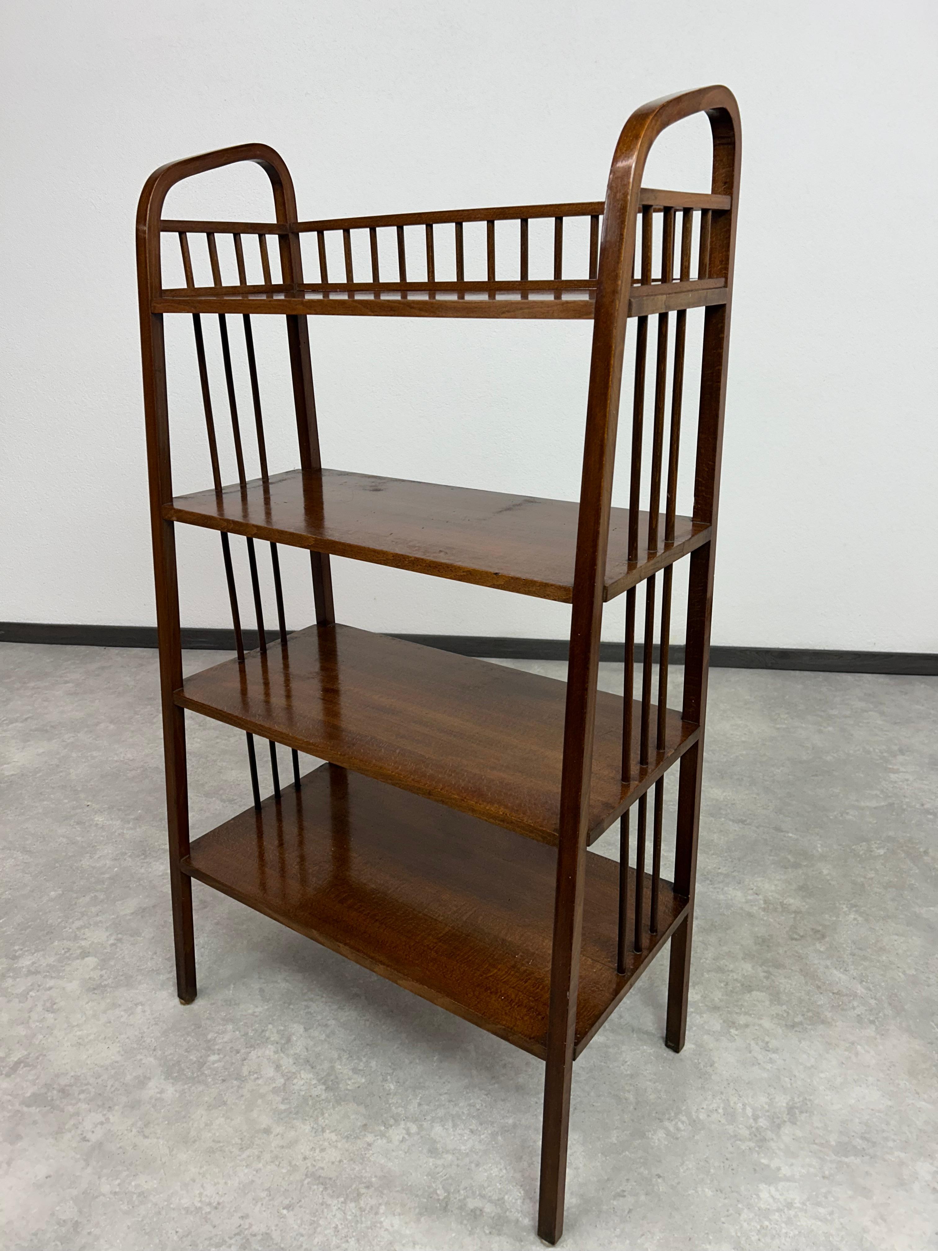 Etagere Jugendstil di Thonet Debrecen in ottime condizioni originali. 