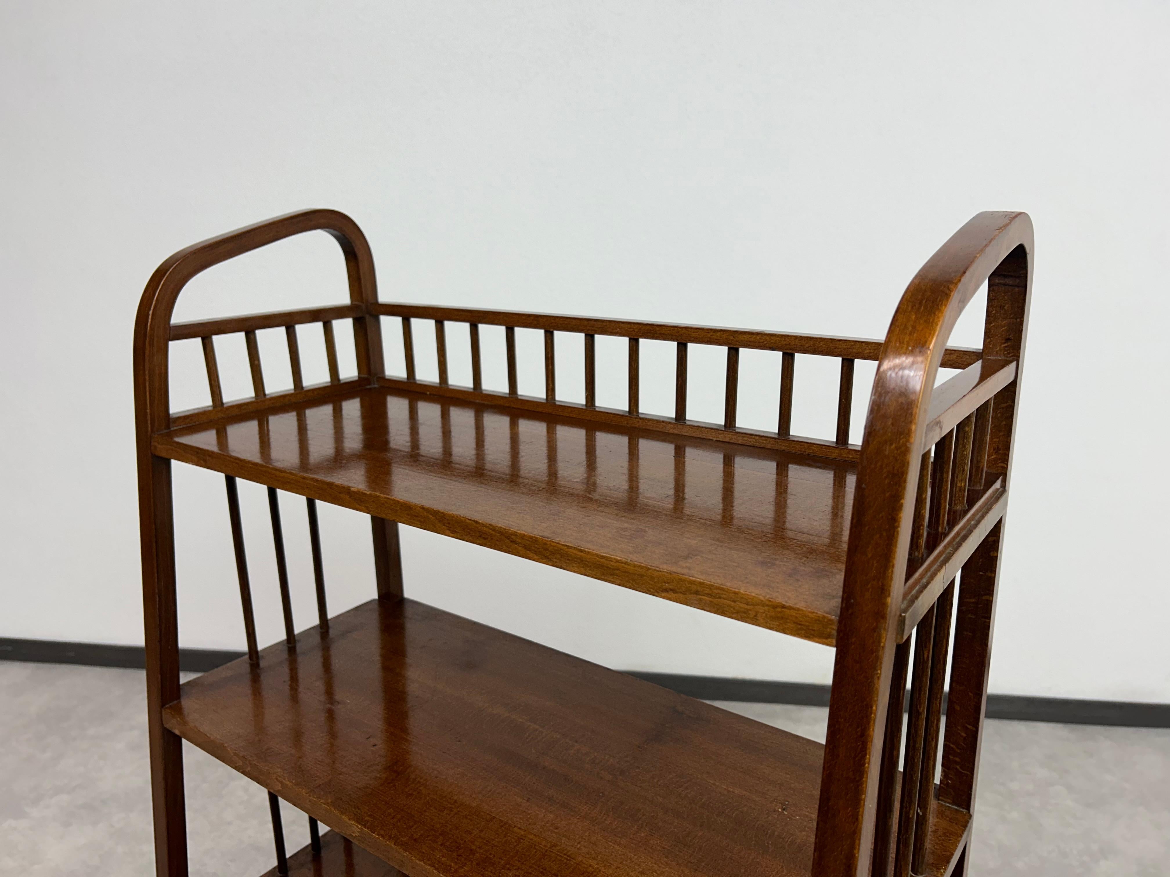 Etagere Jugendstil di Thonet Debrecen In condizioni buone in vendita a Banská Štiavnica, SK