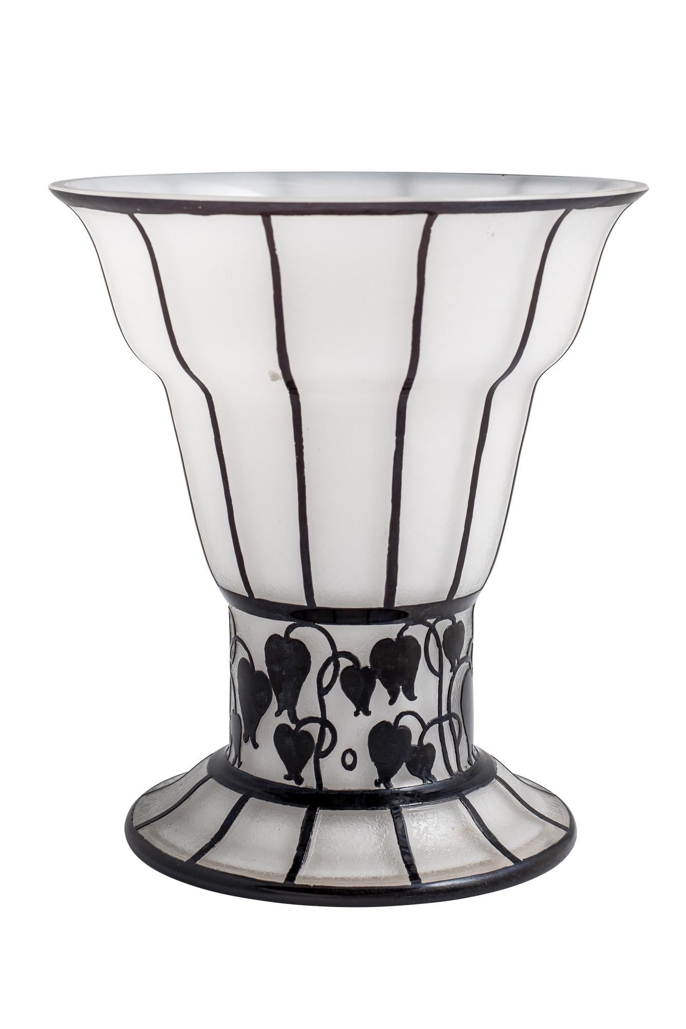 Austrian Jugendstil glass goblet with etched decoration Opel black ca. 1915 designed by Hans Bolek manufactured by Johann Loetz Witwe

Between 1912 and 1917, the architect Hans Bolek supplied numerous form and decor designs for the glass