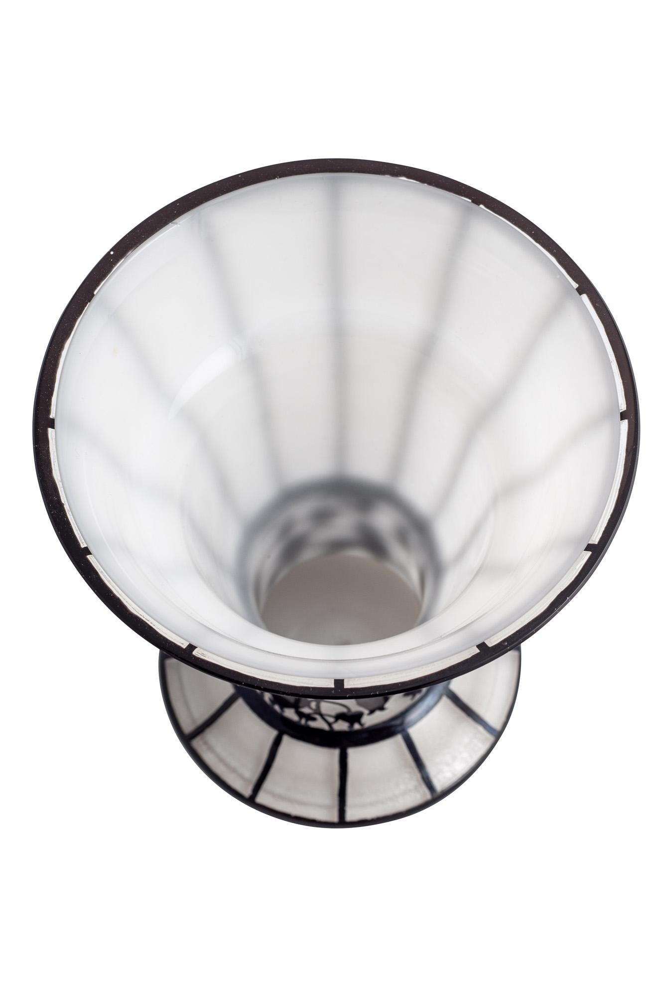 Realizzato con acquaforte Vaso in vetro acidato Jugendstil Calice Bianco Nero, 1915 circa Hans Bolek Loetz in vendita