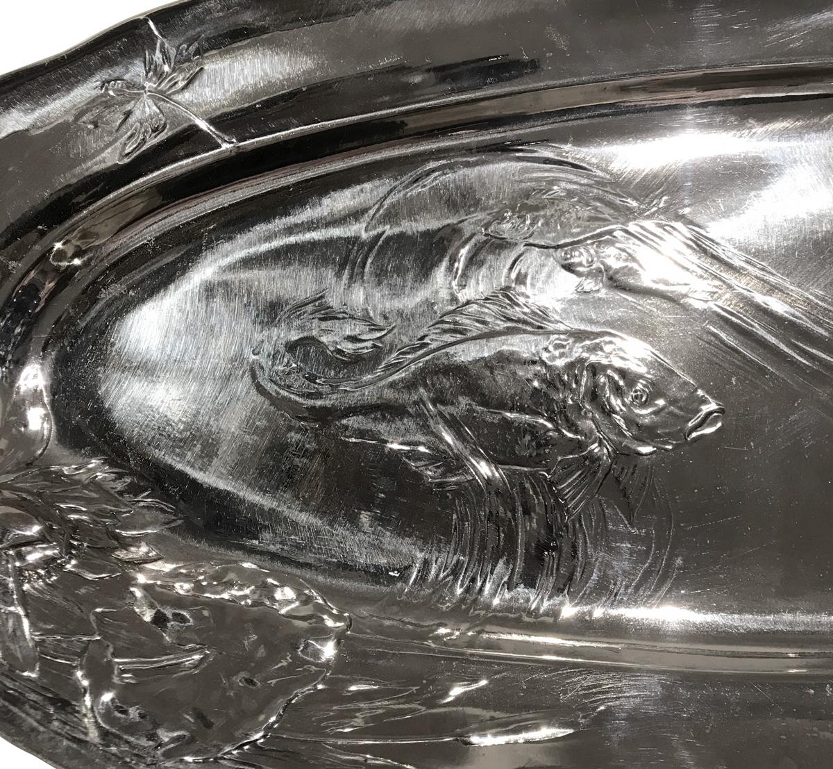Kayserzinn Pewter Fish Platter. Jugendstil item decorated with fishes, a dragonfly, cyclamens and waterlilies on relief on the center and edges of the platter.
Very beautiful piece, designed by Hugo Leven (1874-1956) for the firm J.P. Kayser & Sohn