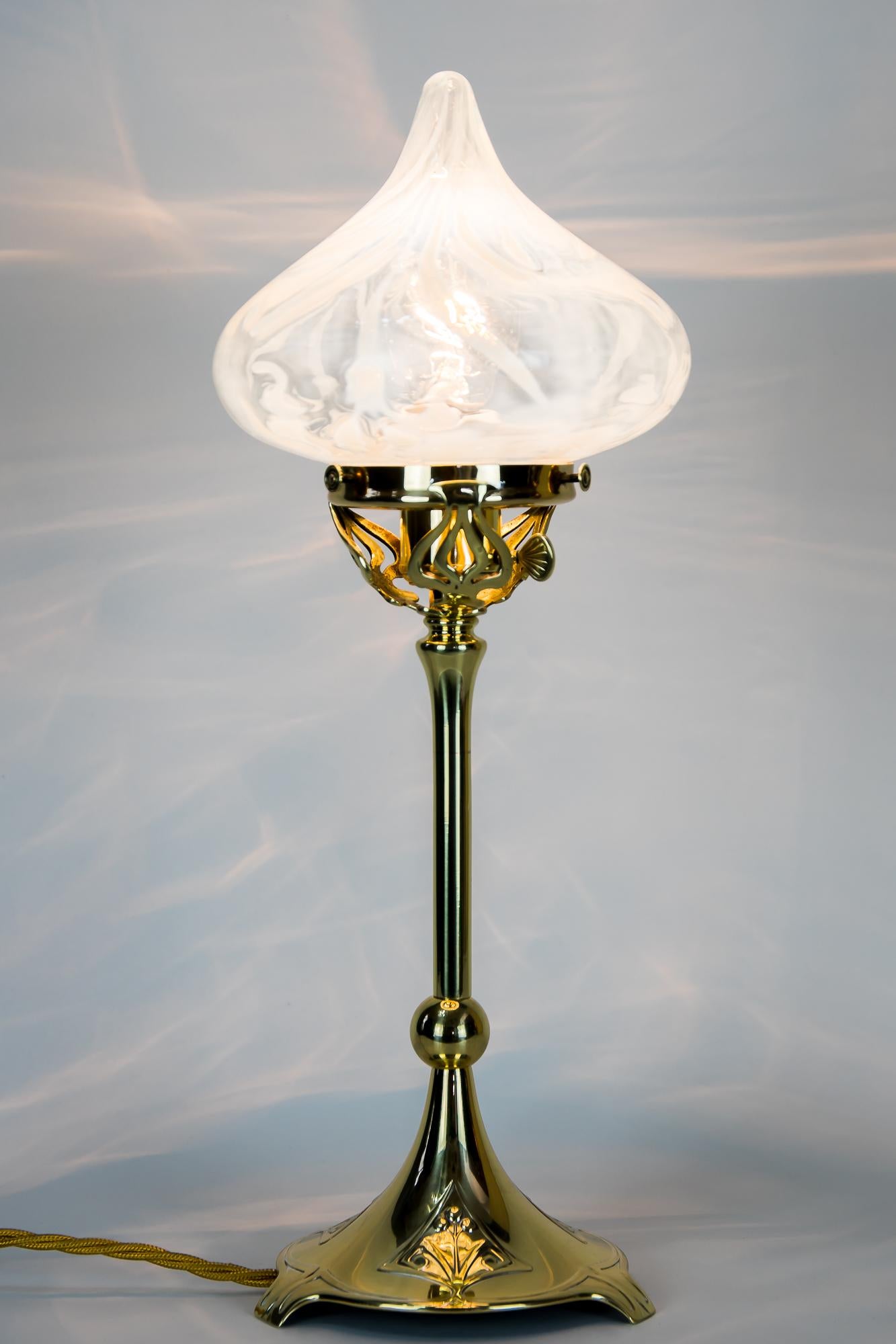 Verre opalin Lampe florale Jugendstil Vienne des années 1905 avec abat-jour en verre opalin en vente