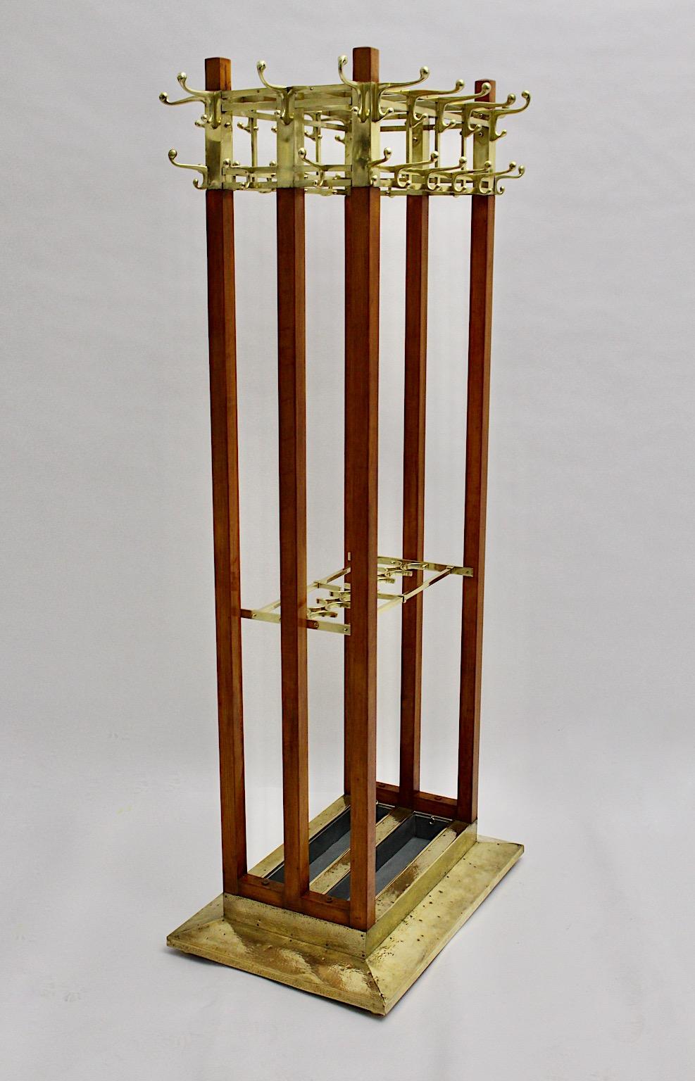Jugendstil Freestanding Maple Wood Brass Coat Rack Coat Stand circa 1910 Austria In Good Condition For Sale In Vienna, AT