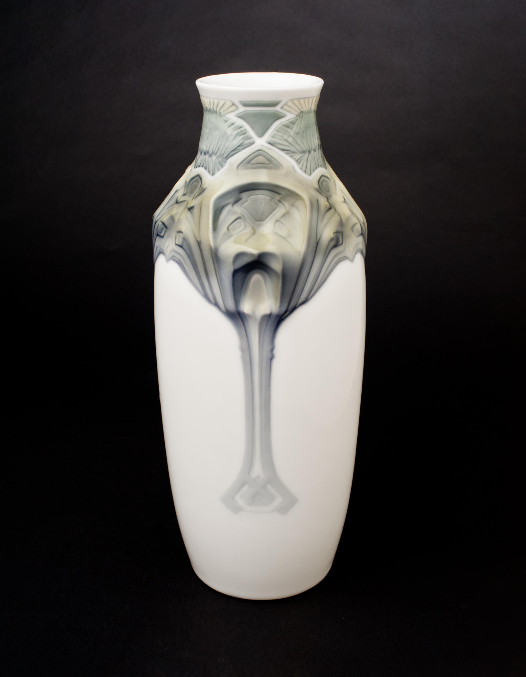 Theodor Hermann Schmuz-Baudiss für Konigliche Porzellan-Manufaktur.

Diese Vase zeigt eine geometrische Distel am Hals und verschiedene Tierdarstellungen an den Schultern, einen Falken und einen Löwen/Bären/Hund in irgendeiner Form. Ein