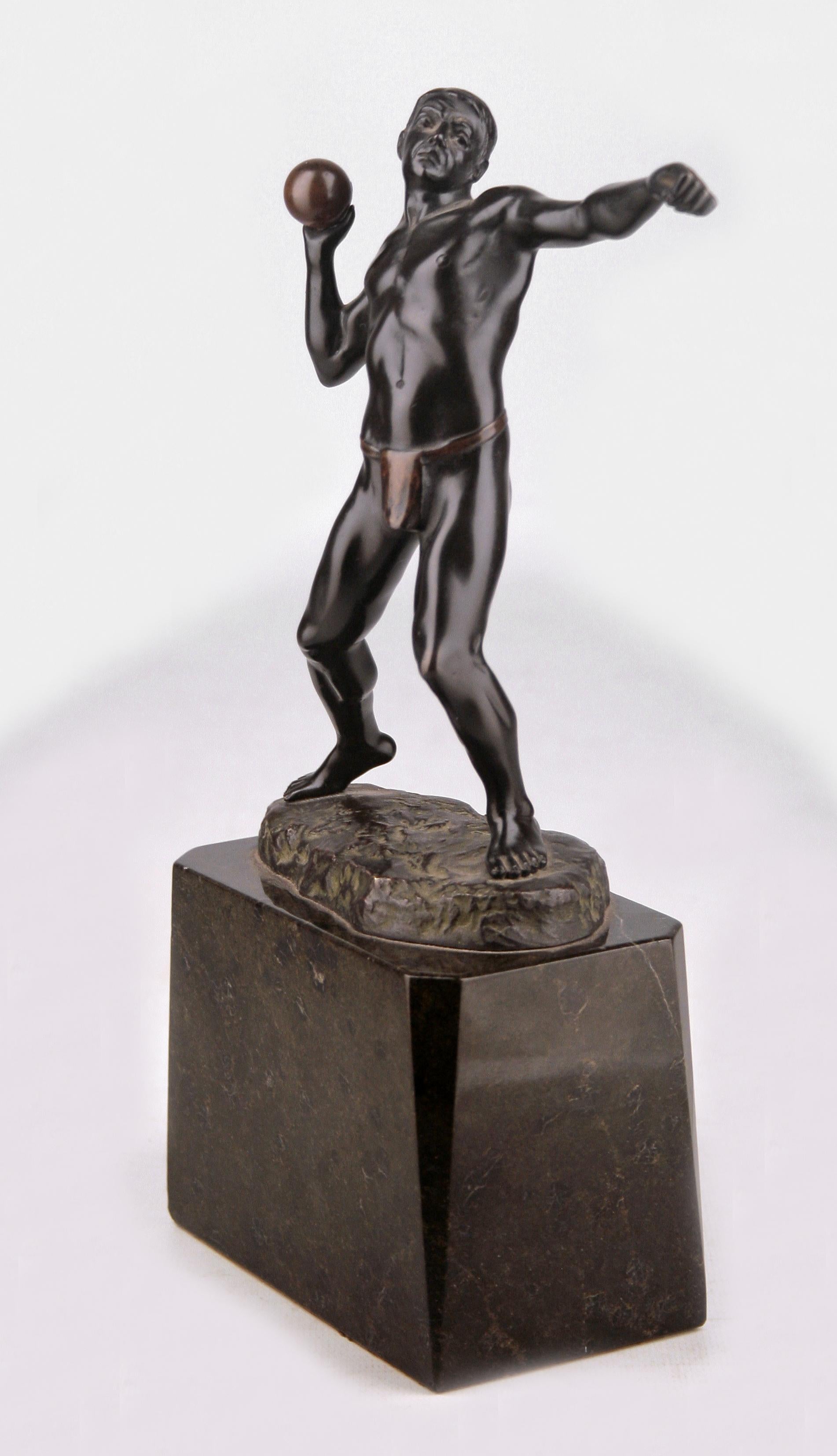 Deutsche Bronzeskulptur eines Athleten im Jugendstil, der einen Ball umdreht, von Schmidt-Felling (Geformt) im Angebot