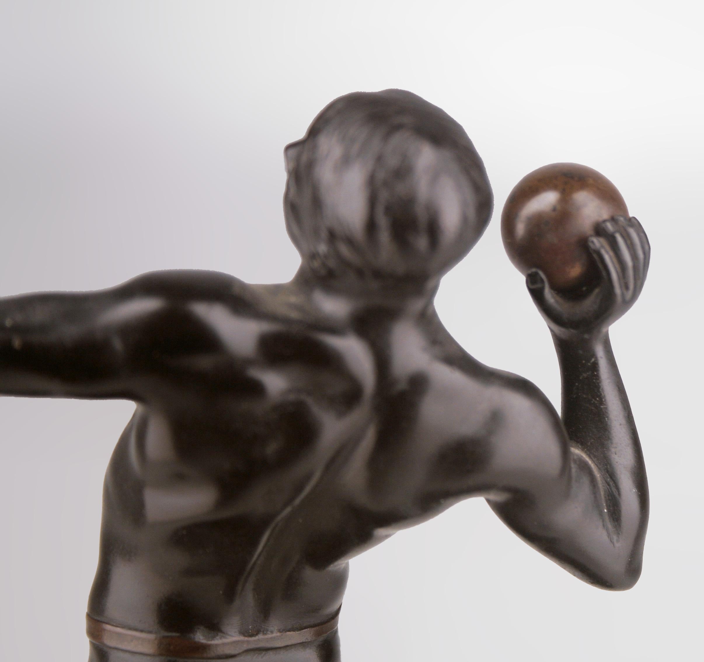 Deutsche Bronzeskulptur eines Athleten im Jugendstil, der einen Ball umdreht, von Schmidt-Felling (19. Jahrhundert) im Angebot