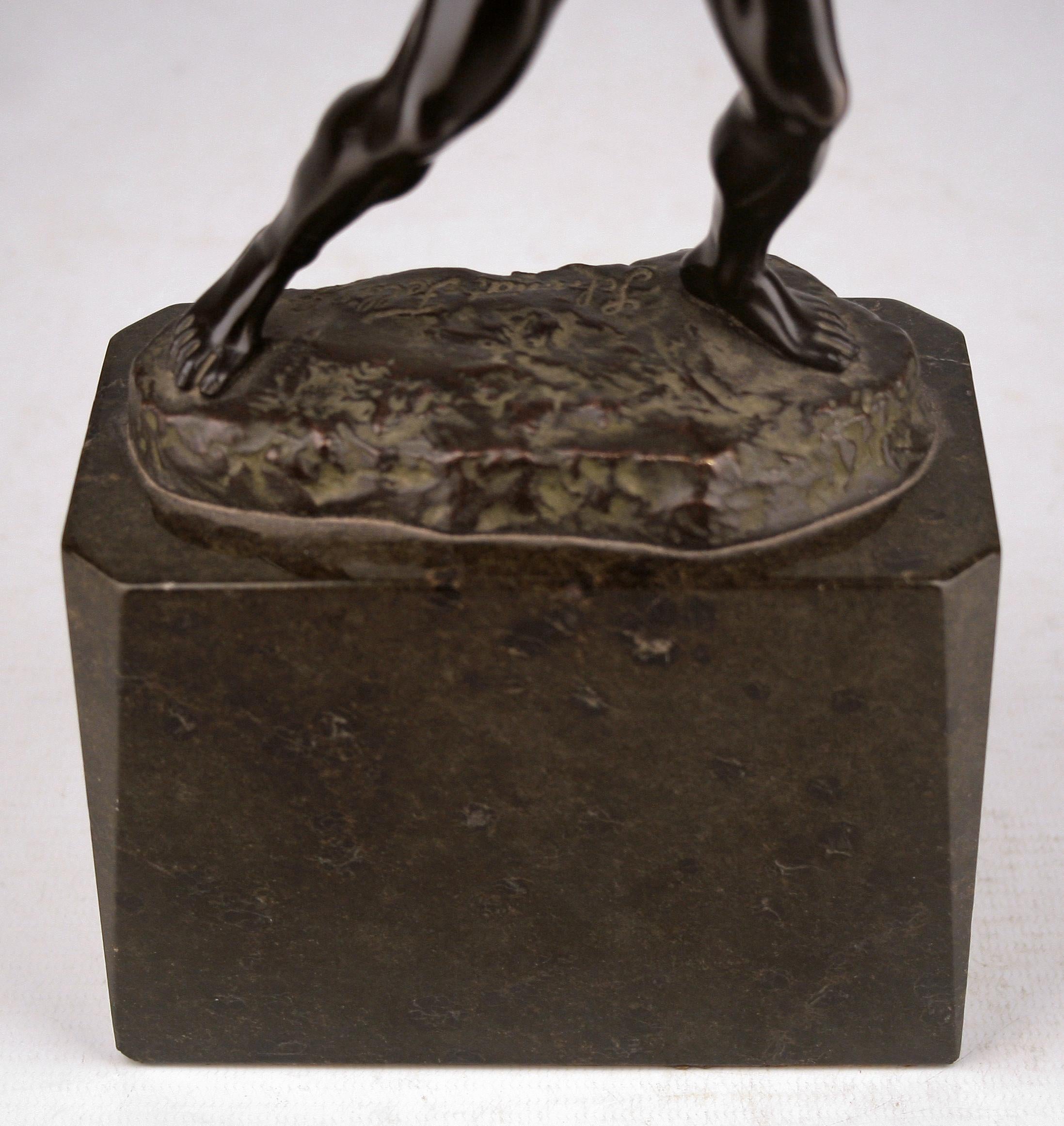 Deutsche Bronzeskulptur eines Athleten im Jugendstil, der einen Ball umdreht, von Schmidt-Felling (Kupfer) im Angebot