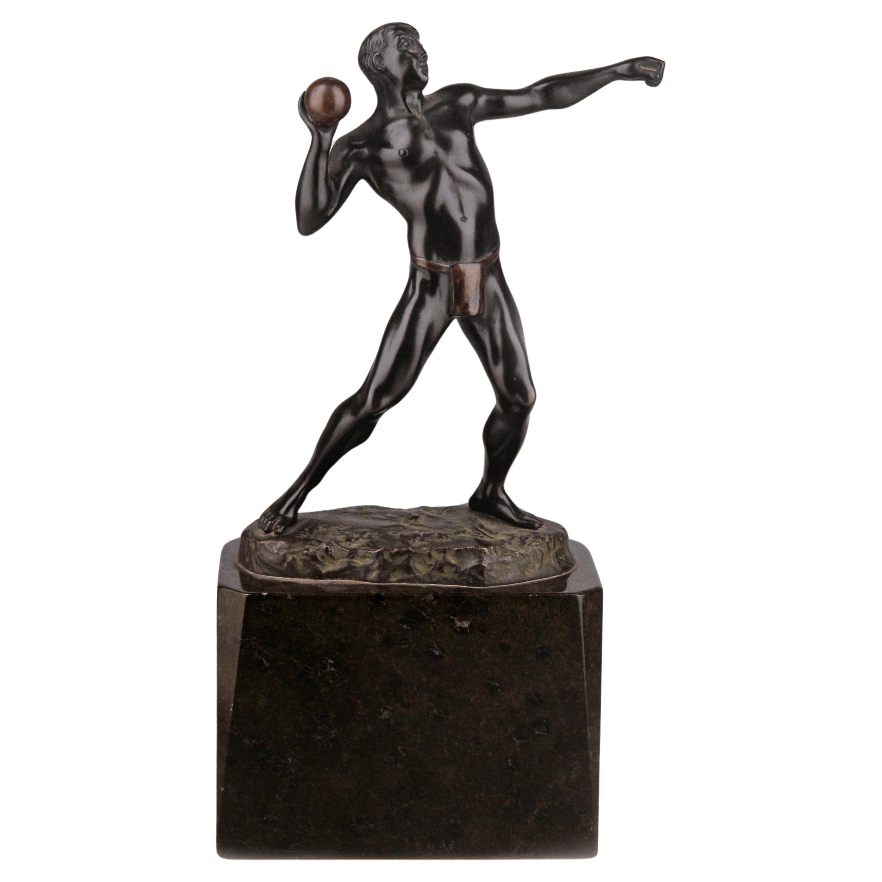Deutsche Bronzeskulptur eines Athleten im Jugendstil, der einen Ball umdreht, von Schmidt-Felling im Angebot
