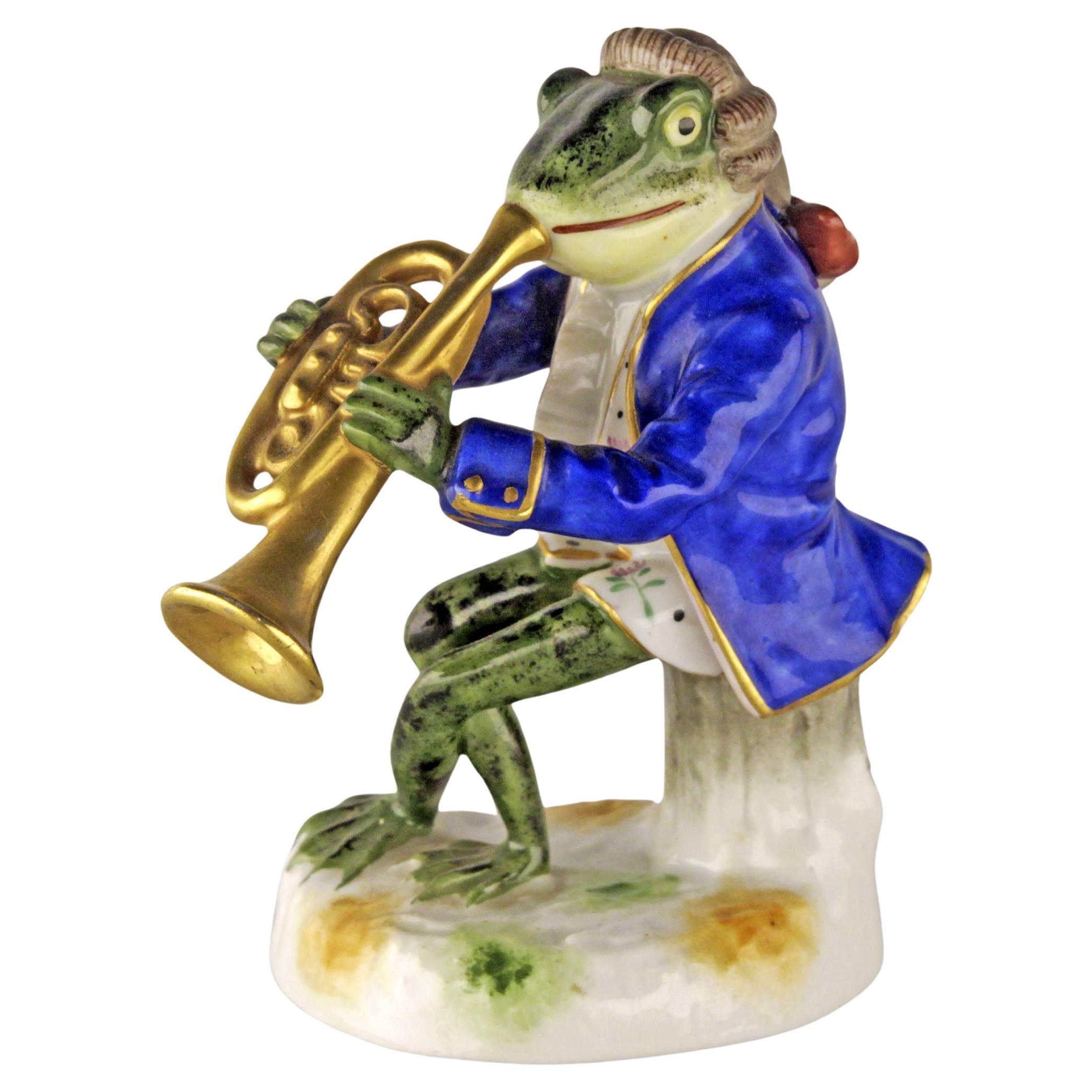 Figurine en porcelaine allemande d'une grenouille jouant avec le laiton par Goebel Company en vente