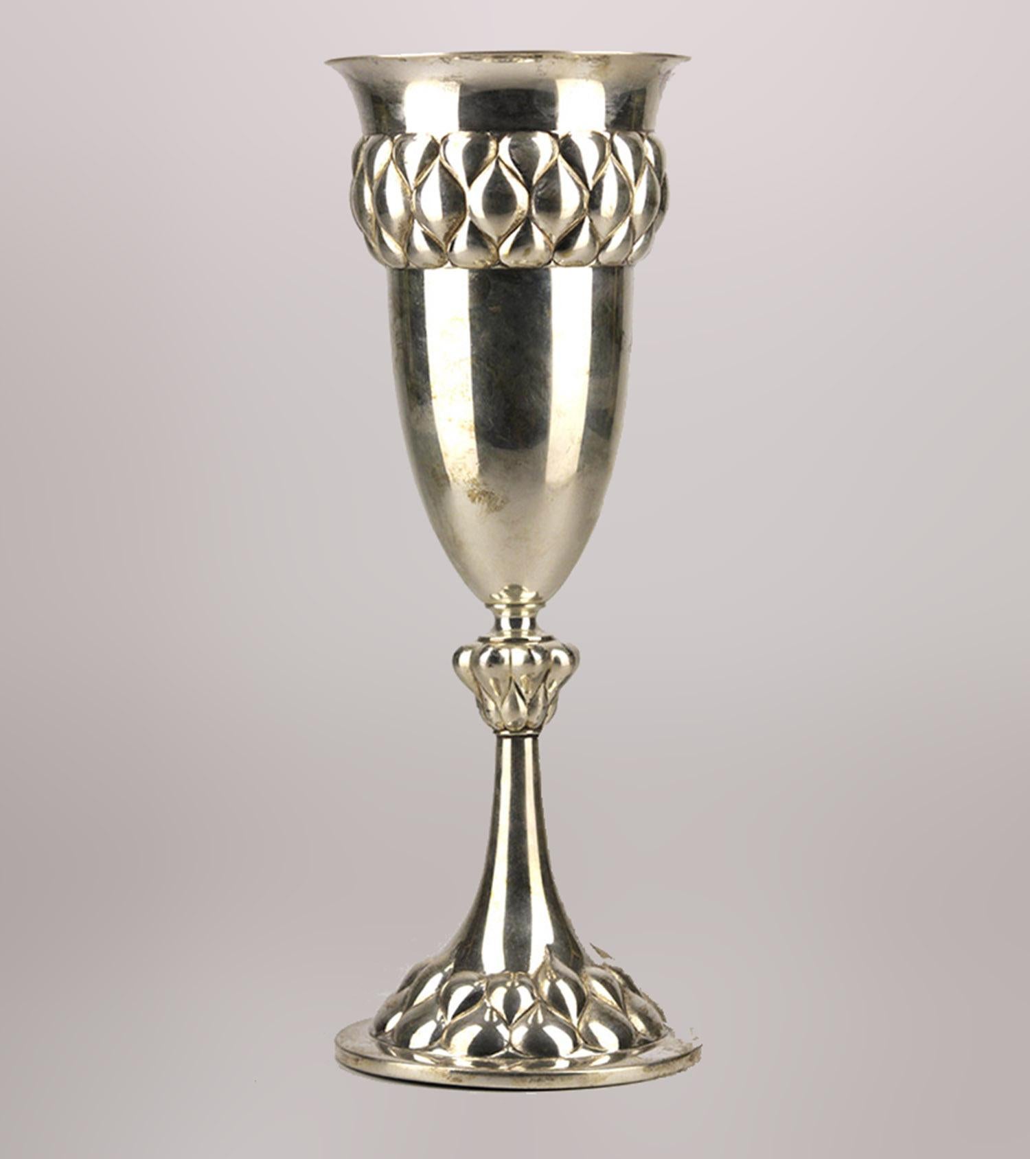 Jugendstil/Art Nouveau silver plated chalice-shaped presentation trophy vase by german company Württembergische Metallwarenfabrik (WMF)

By: Württembergische Metallwarenfabrik (WMF)
Material: silver, silver plate, metal
Technique: silvered, plated,