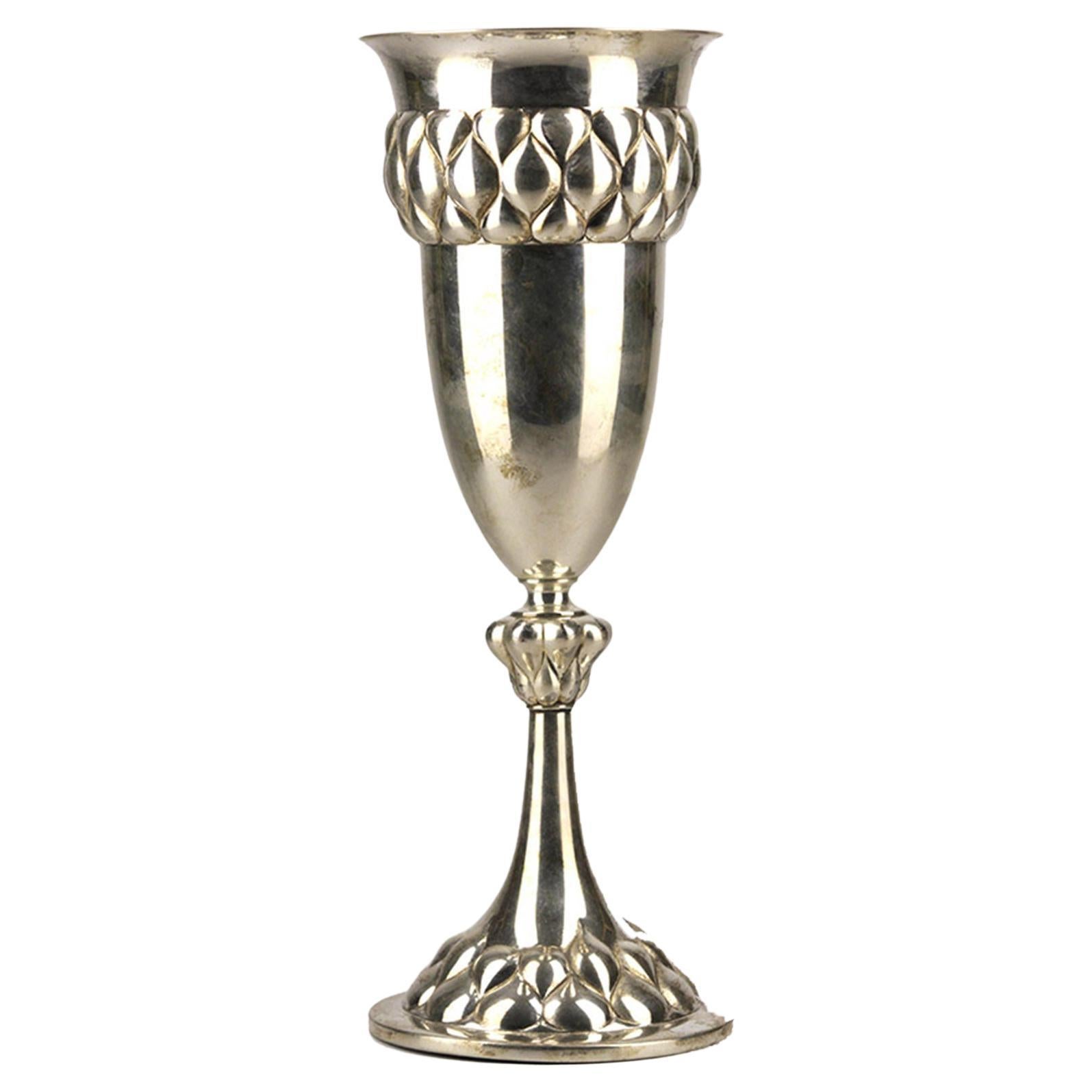 Vase trophée de présentation Jugendstil allemand en forme de tranche en métal argenté par WMF en vente