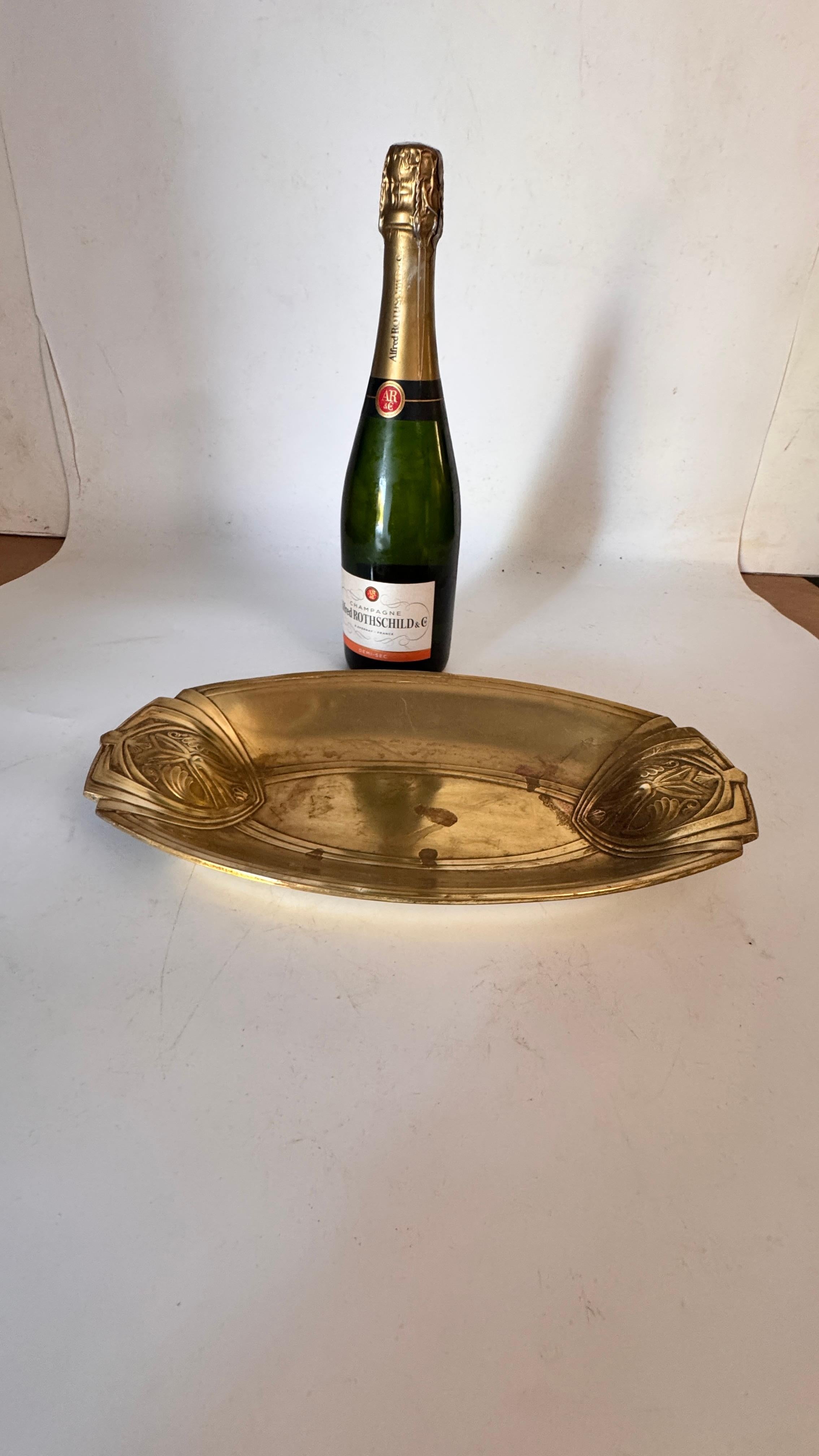 ugendstil Vergoldeter Auffangbehälter - Jugendstil Ovales Tablett - Wien, um 1920

Beschreibung:
Dies ist ein elegantes vergoldetes Tablett im Jugendstil, dem österreichischen Gegenstück zum Jugendstil. Das um 1920 in Wien hergestellte Tablett hat