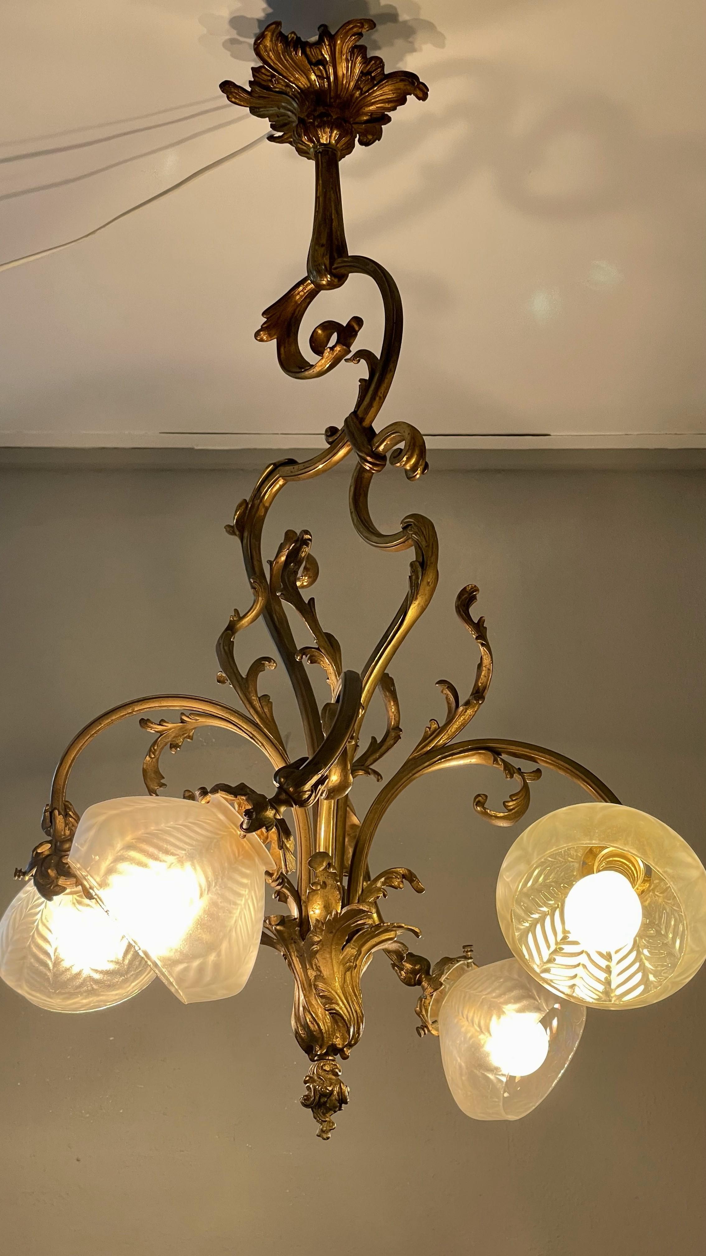 Lustre Jugendstil doré avec abat-jour en verre dépoli en vente 5