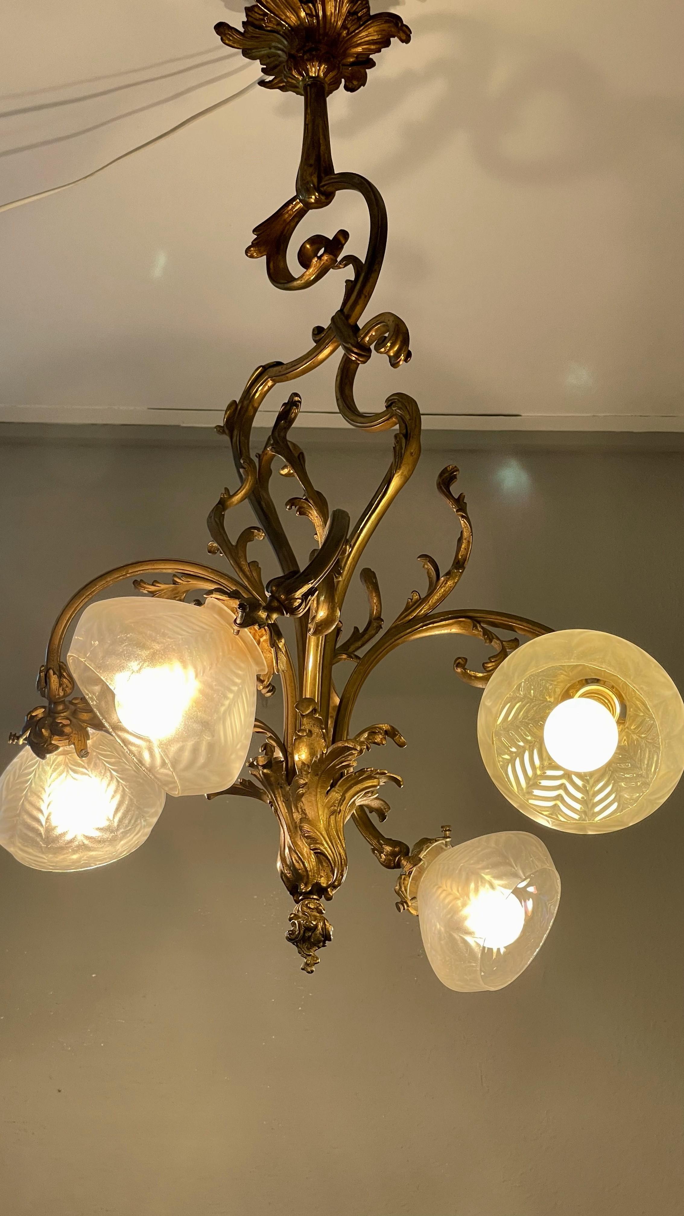 Lustre Jugendstil doré avec abat-jour en verre dépoli en vente 6