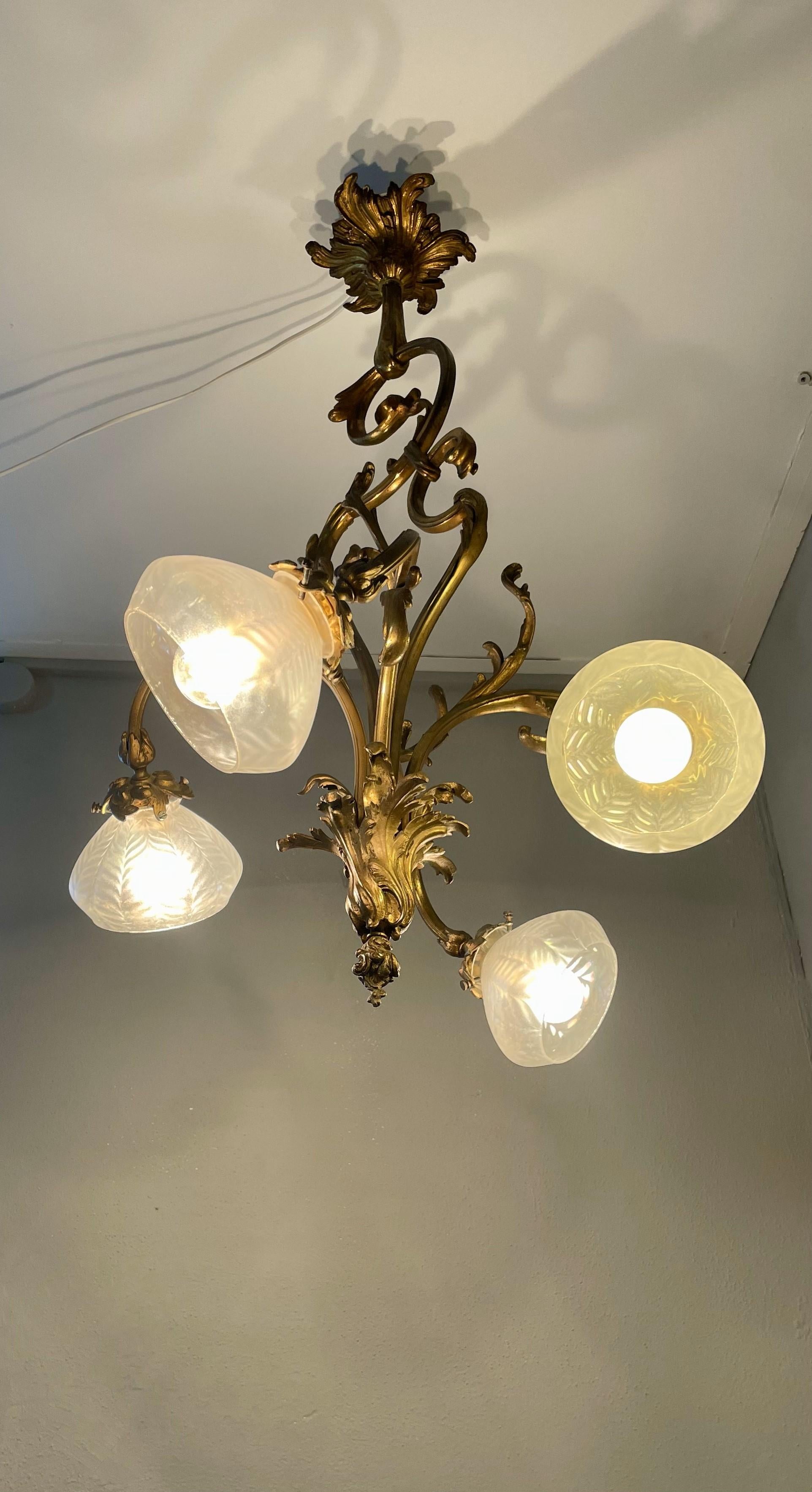Lustre Jugendstil doré avec abat-jour en verre dépoli en vente 7