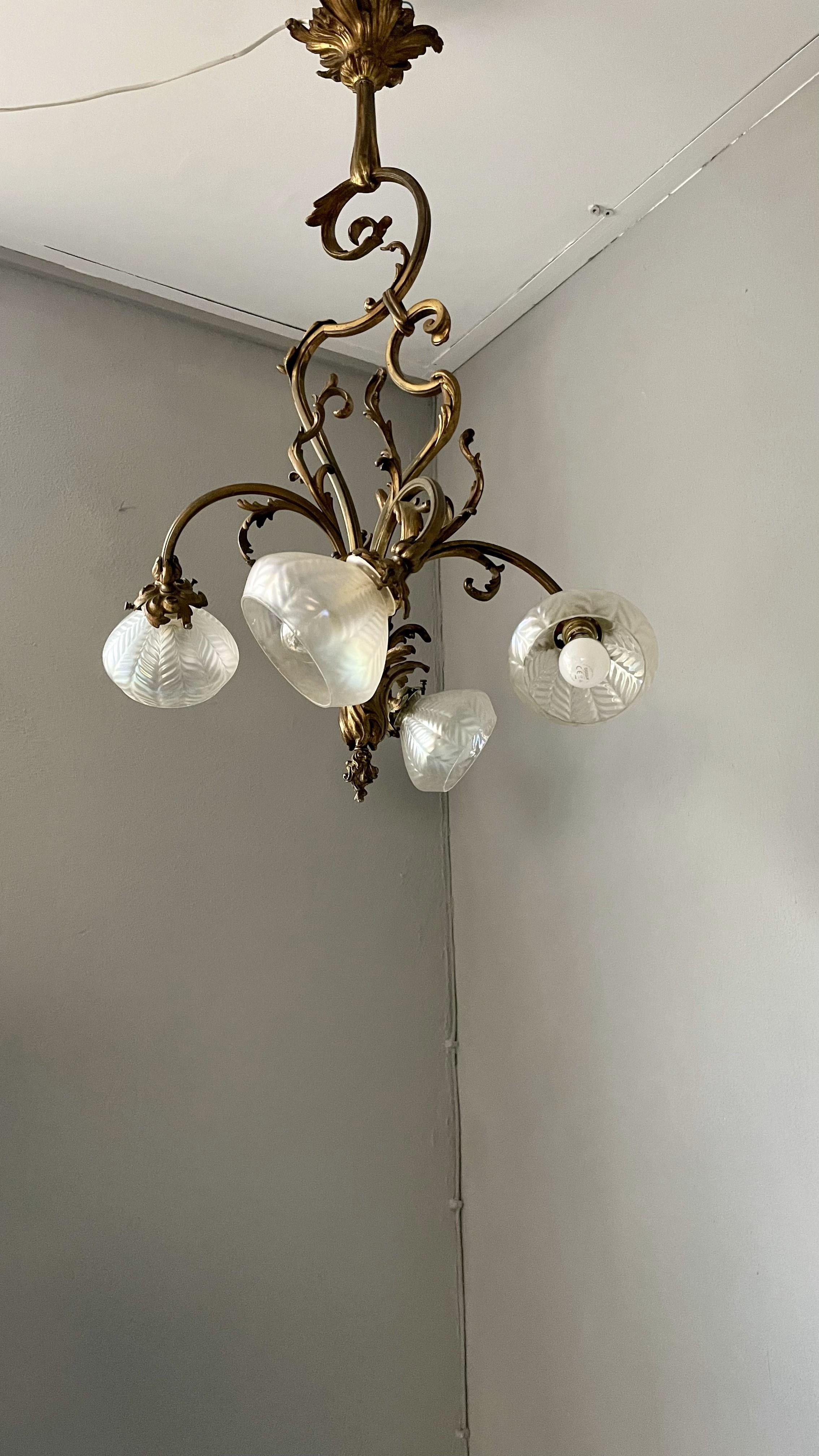 Lustre Jugendstil doré avec abat-jour en verre dépoli en vente 8