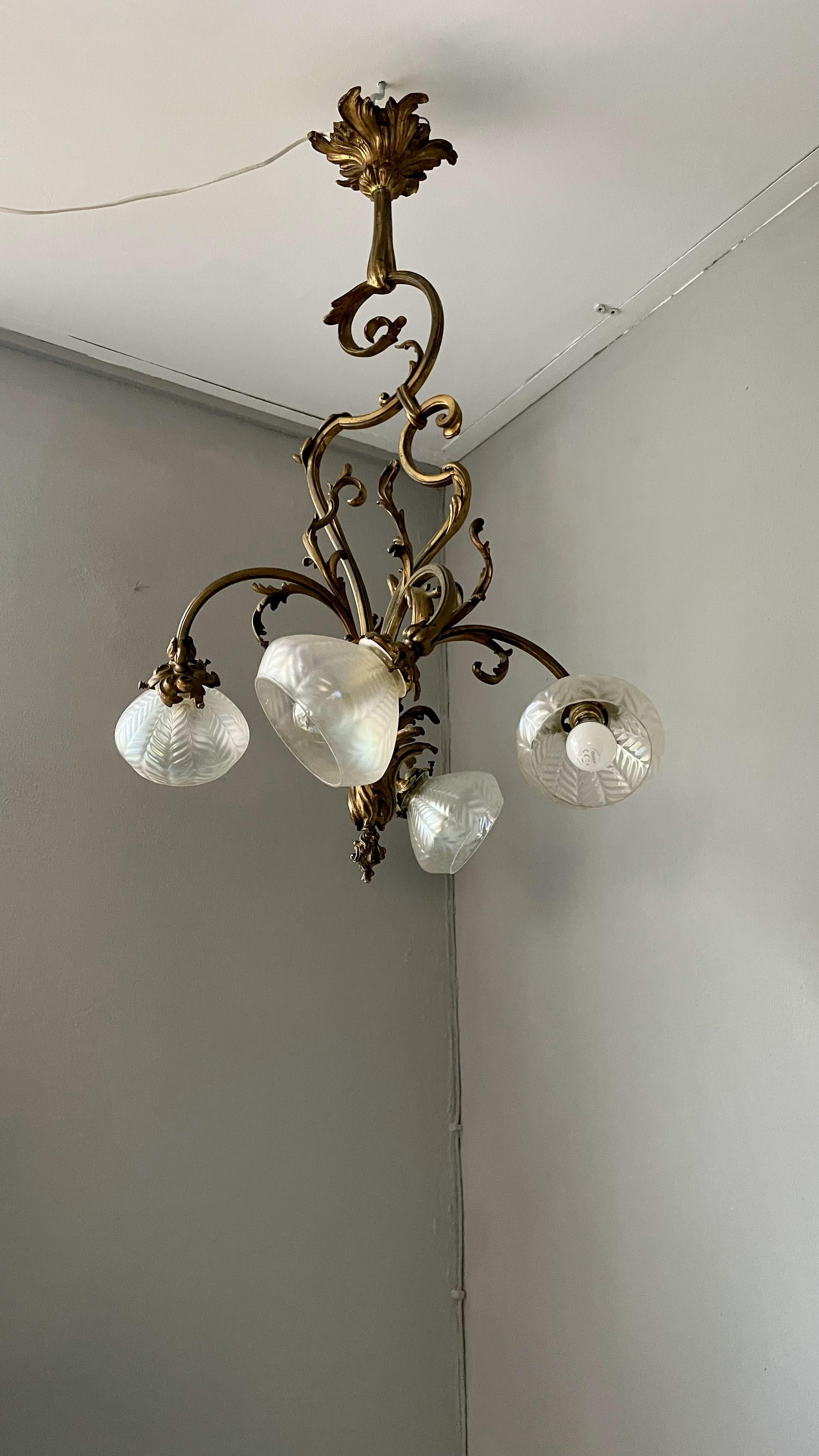 Lustre Jugendstil doré avec abat-jour en verre dépoli en vente 9