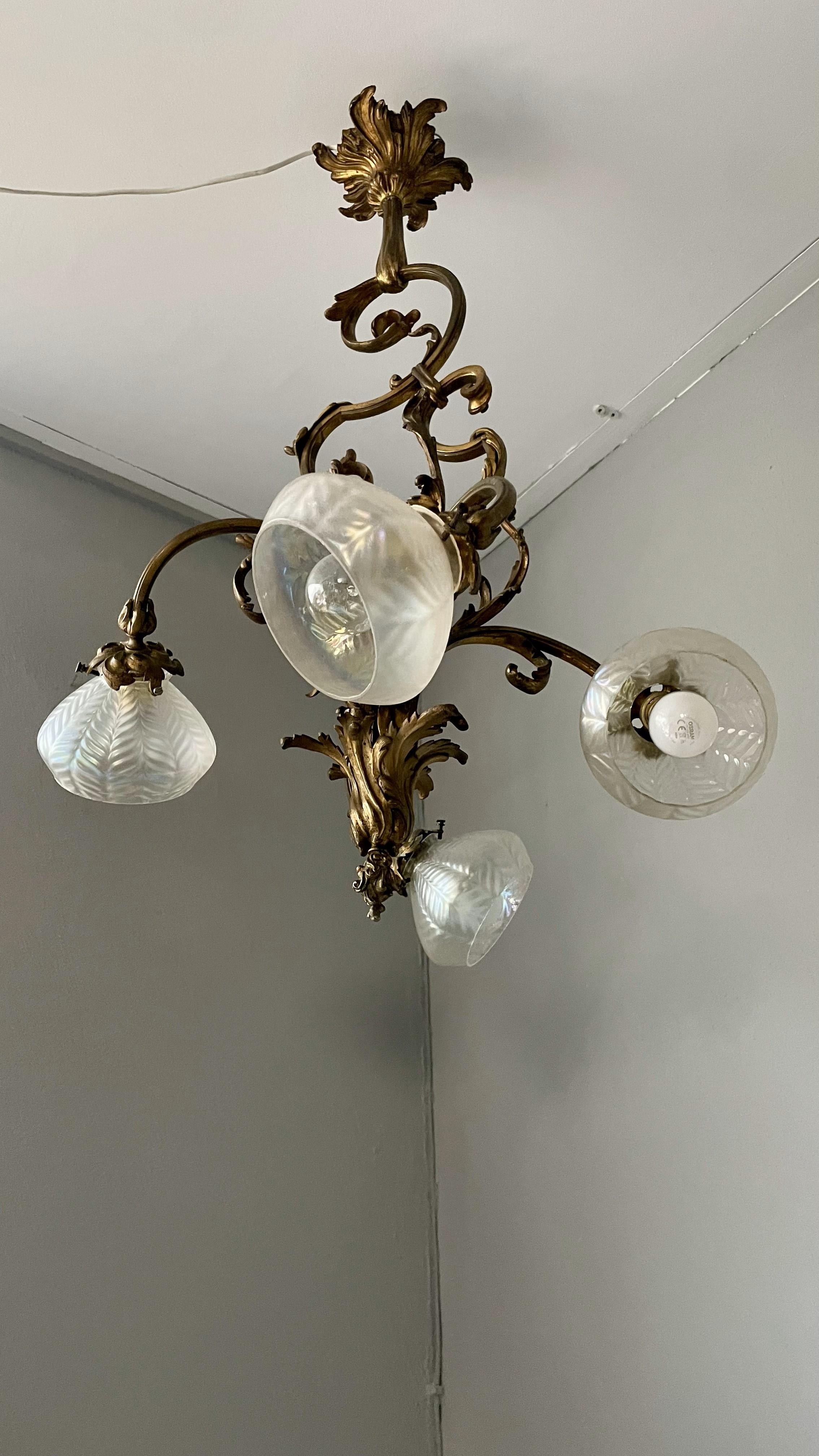 Lustre Jugendstil doré avec abat-jour en verre dépoli en vente 10