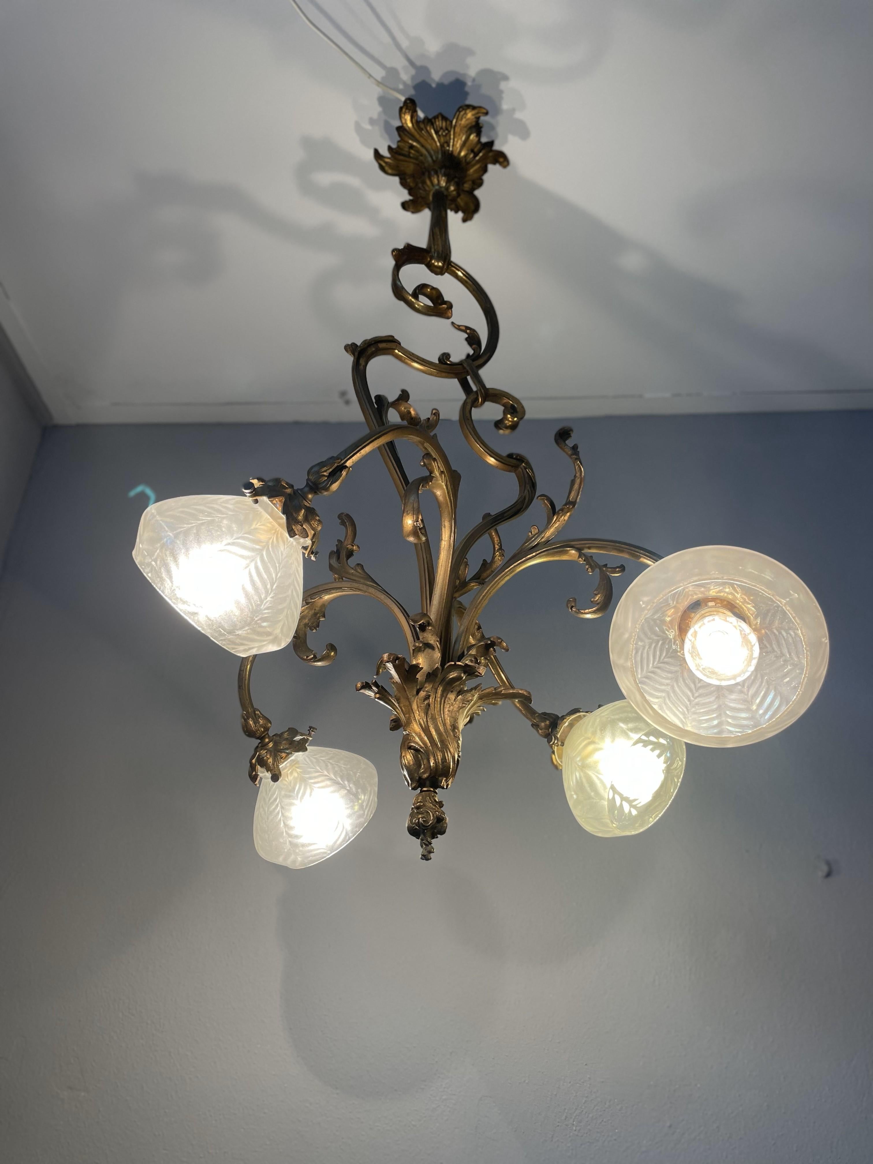 Lustre Jugendstil doré avec abat-jour en verre dépoli en vente 13