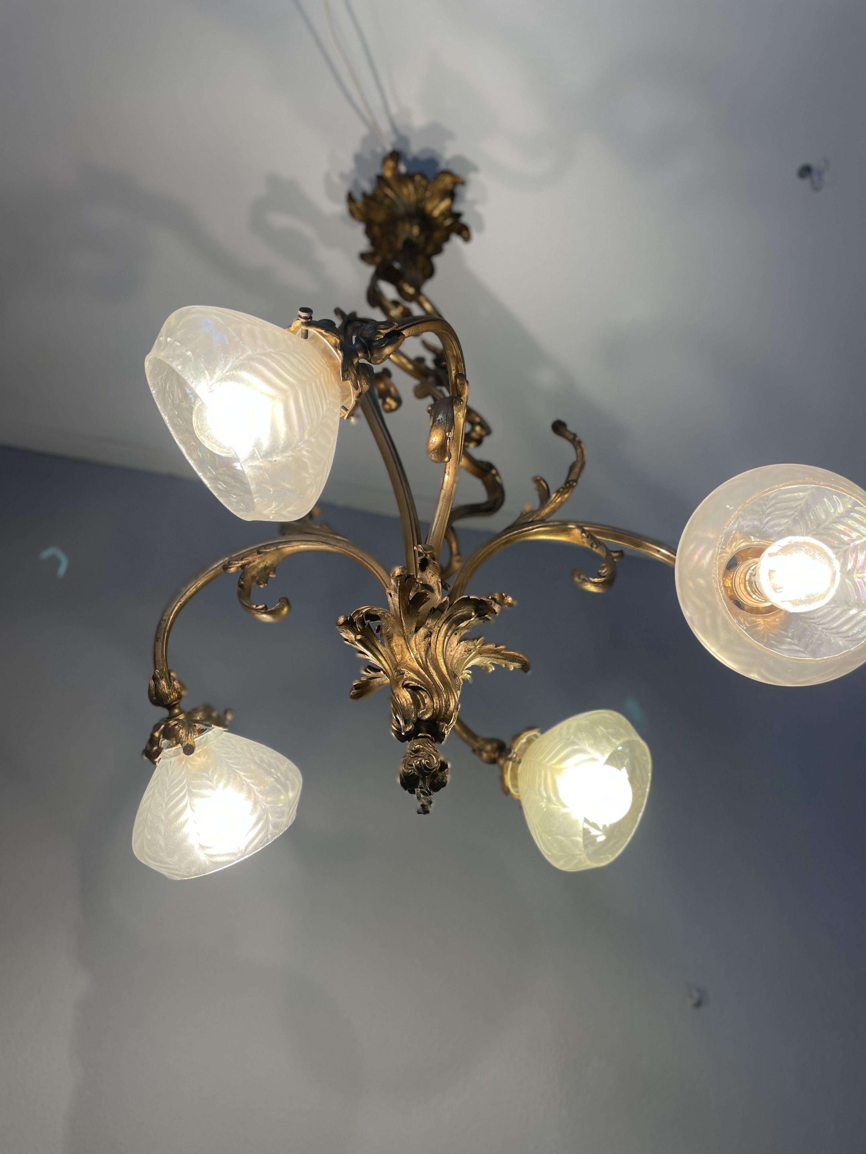 Lustre Jugendstil doré avec abat-jour en verre dépoli en vente 14
