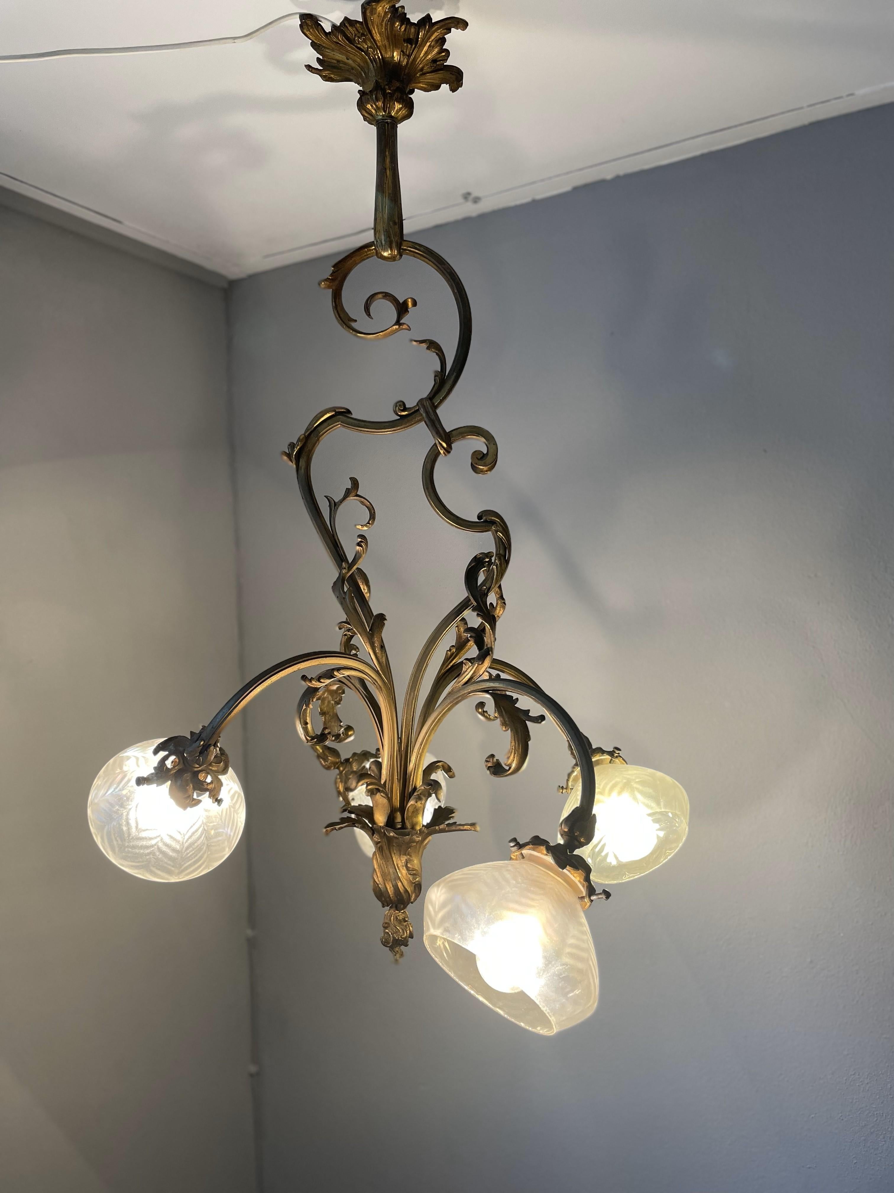 Lustre Jugendstil doré avec abat-jour en verre dépoli en vente 15