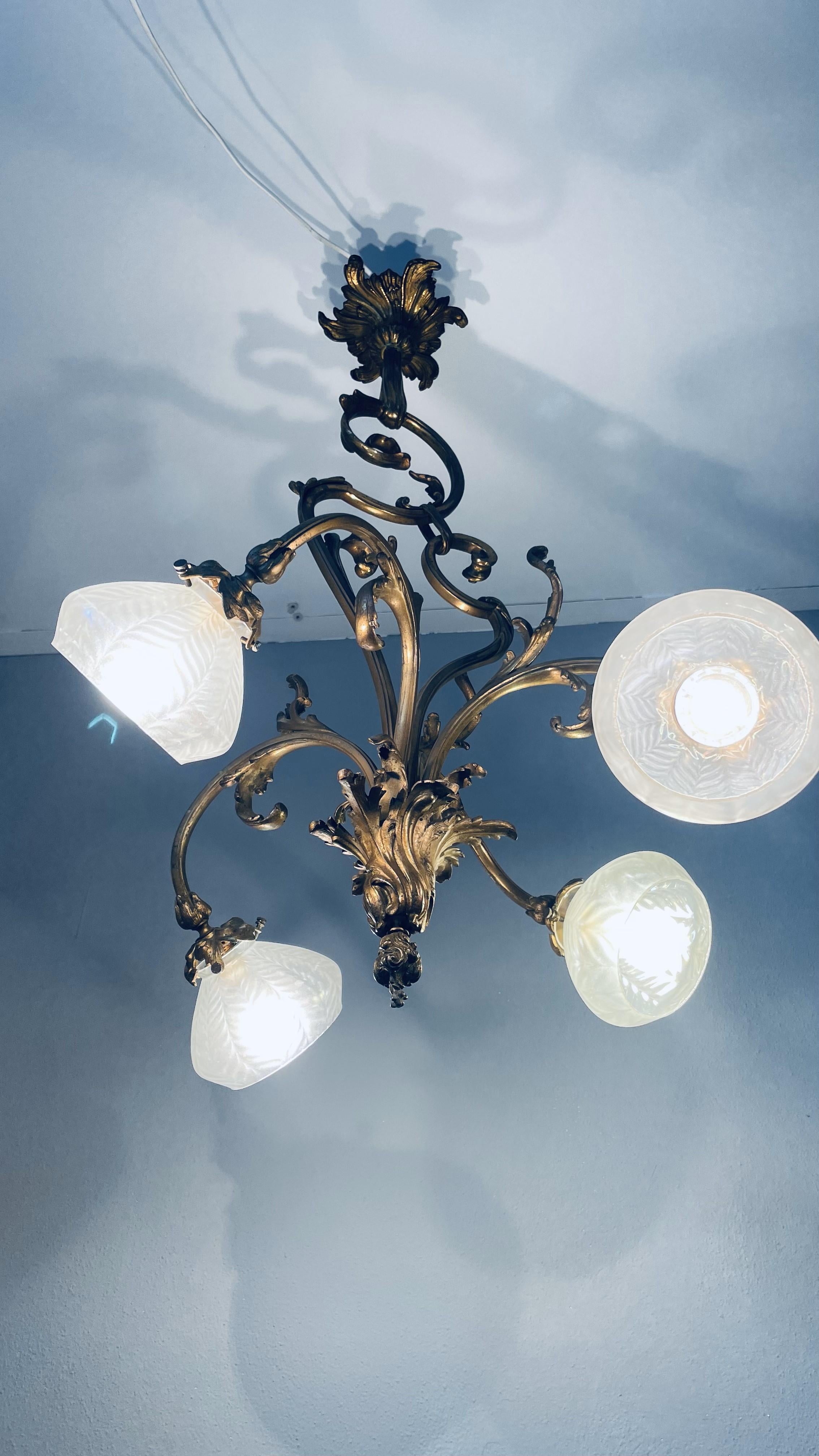 Lustre Jugendstil doré avec abat-jour en verre dépoli Excellent état - En vente à Munich, DE