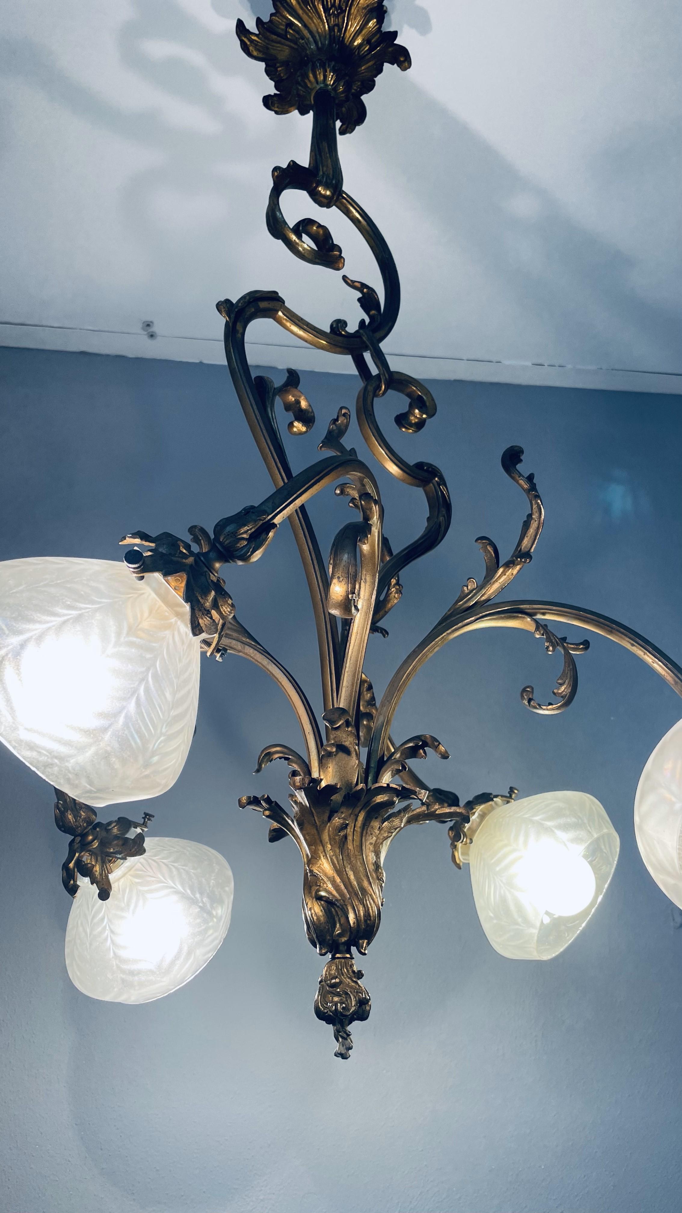 20ième siècle Lustre Jugendstil doré avec abat-jour en verre dépoli en vente