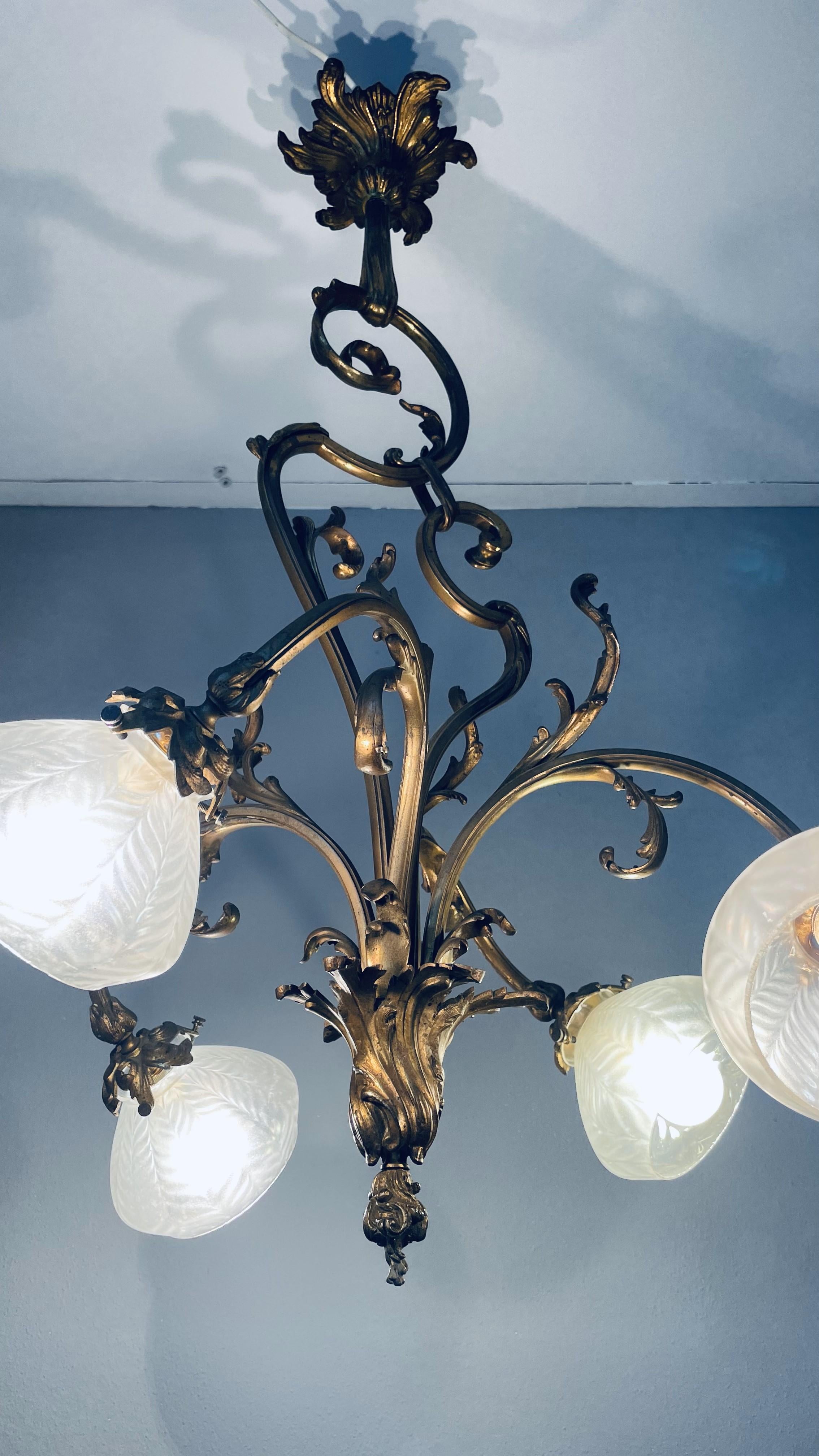 Métal Lustre Jugendstil doré avec abat-jour en verre dépoli en vente