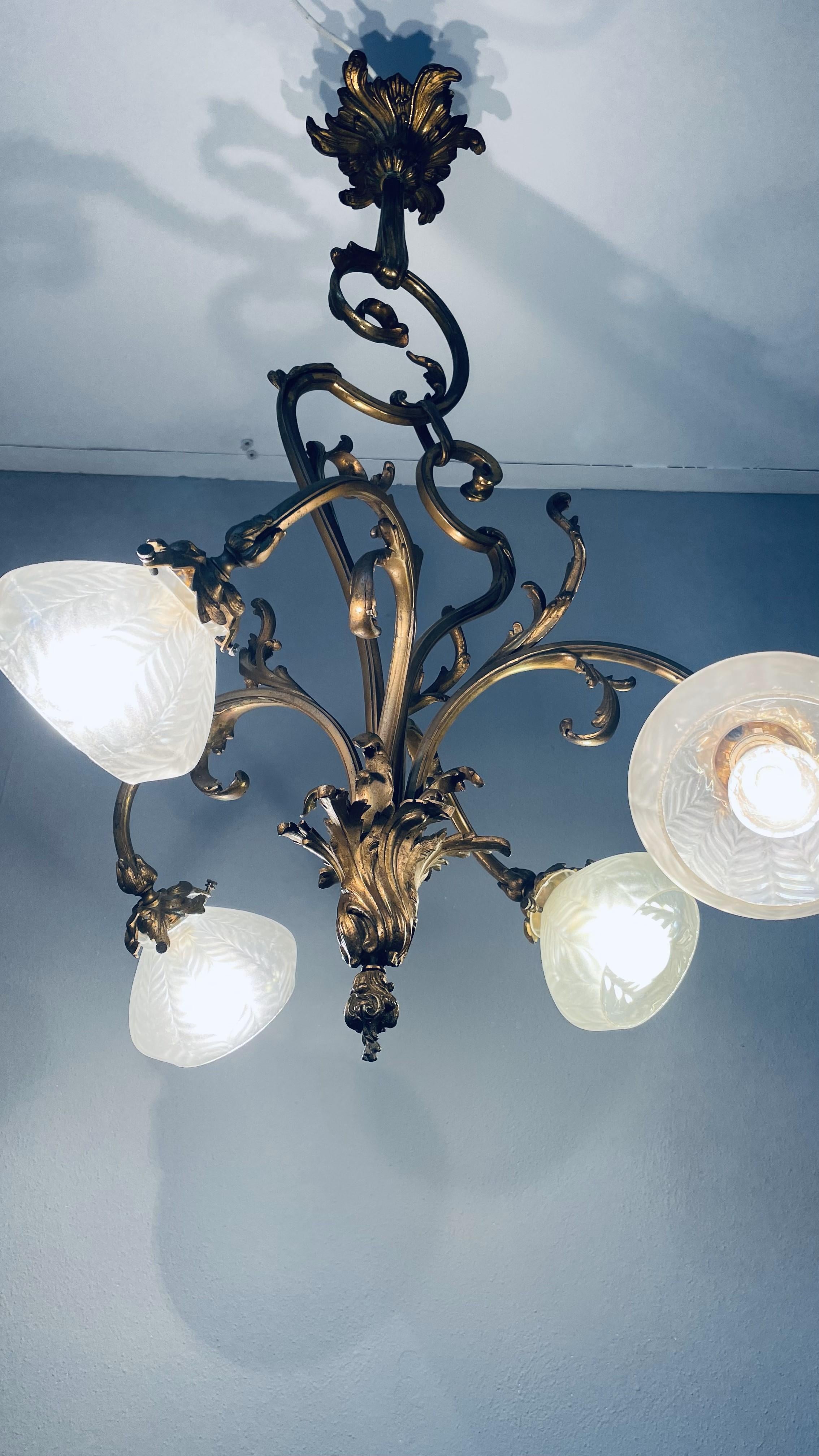 Lustre Jugendstil doré avec abat-jour en verre dépoli en vente 1