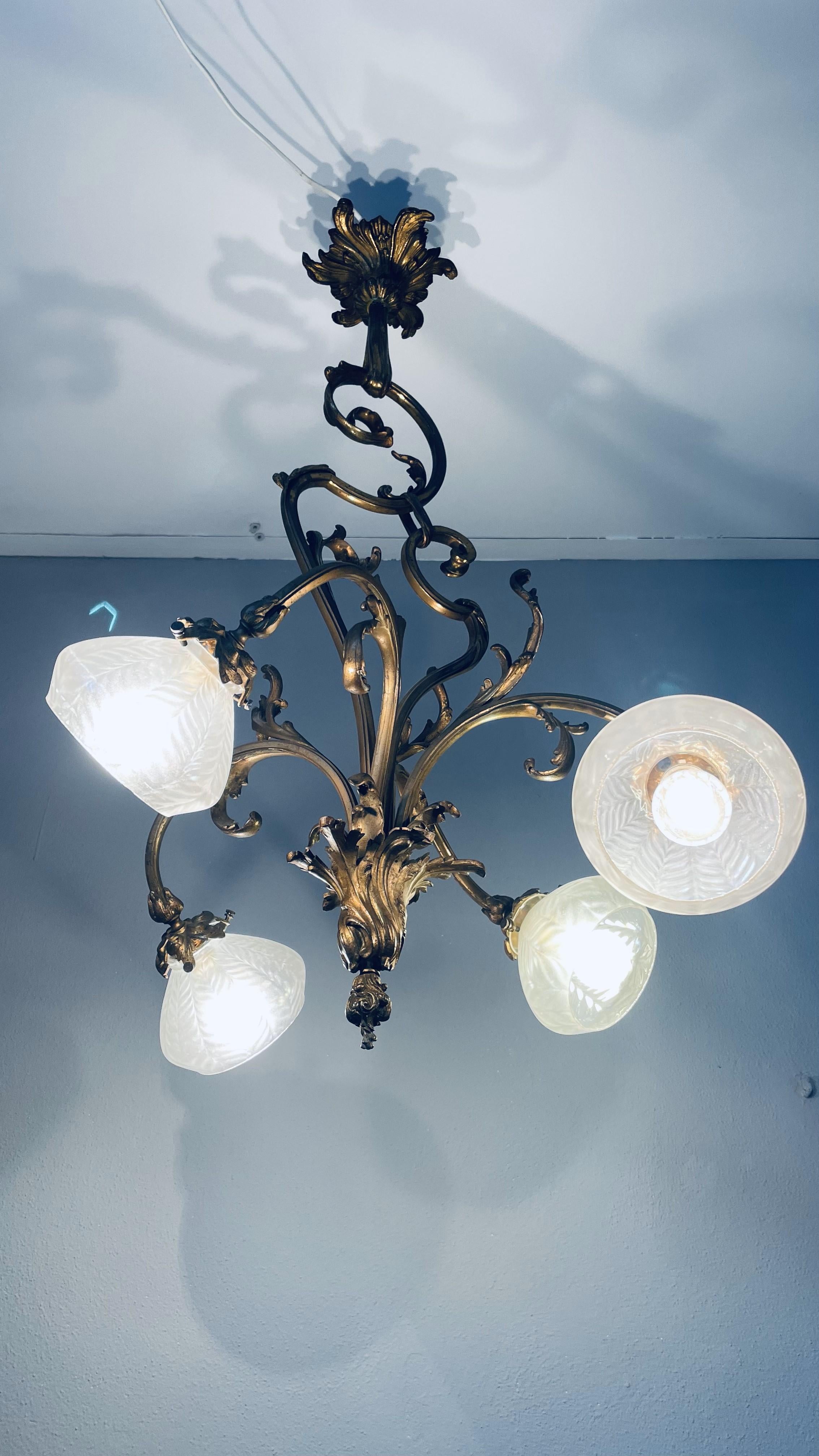Lustre Jugendstil doré avec abat-jour en verre dépoli en vente 2