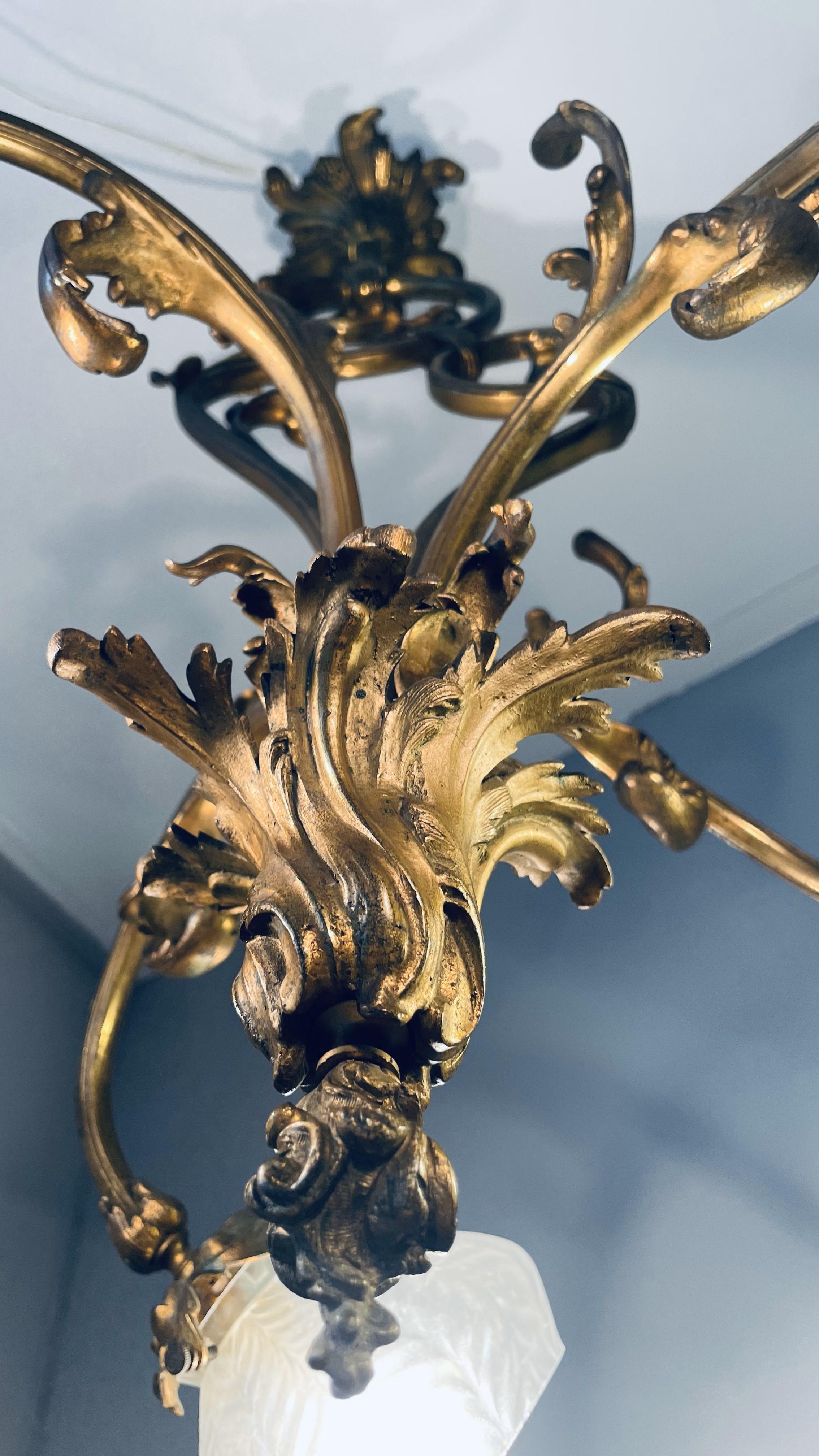Lustre Jugendstil doré avec abat-jour en verre dépoli en vente 3