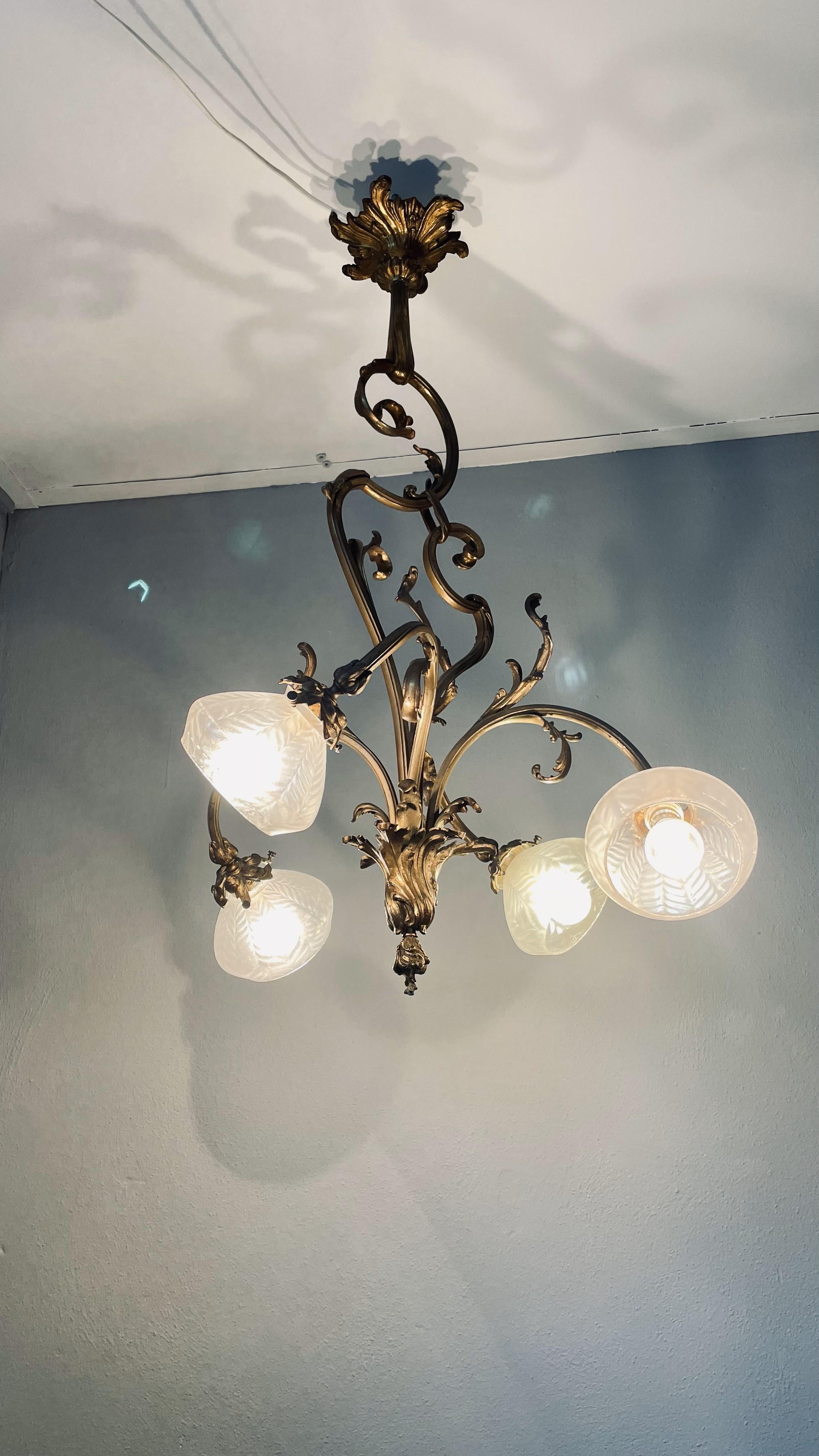 Lustre Jugendstil doré avec abat-jour en verre dépoli en vente 4