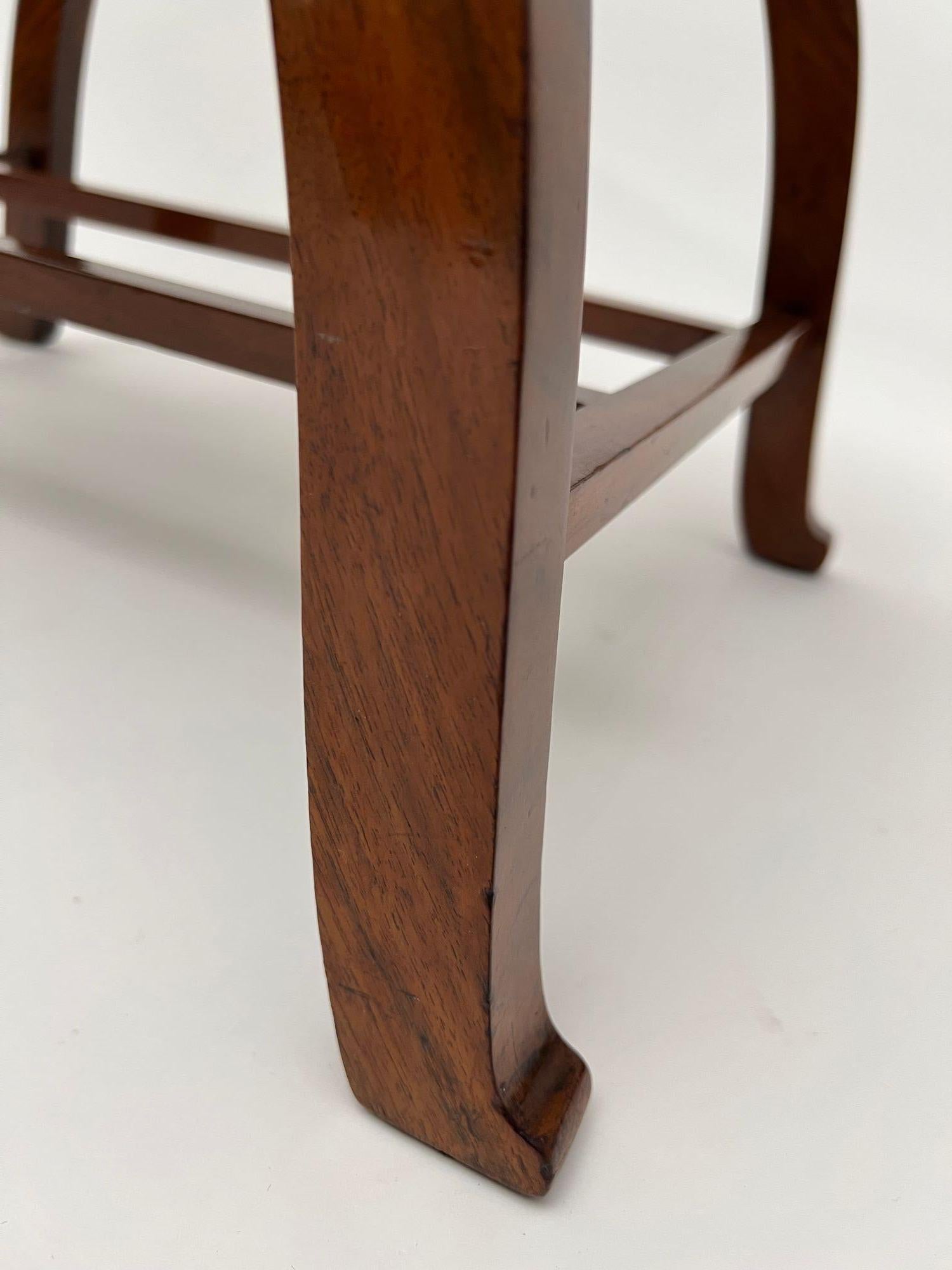 Jugendstil Gondelhocker, Nussbaum, Eiche, Österreich um 1910 im Angebot 9