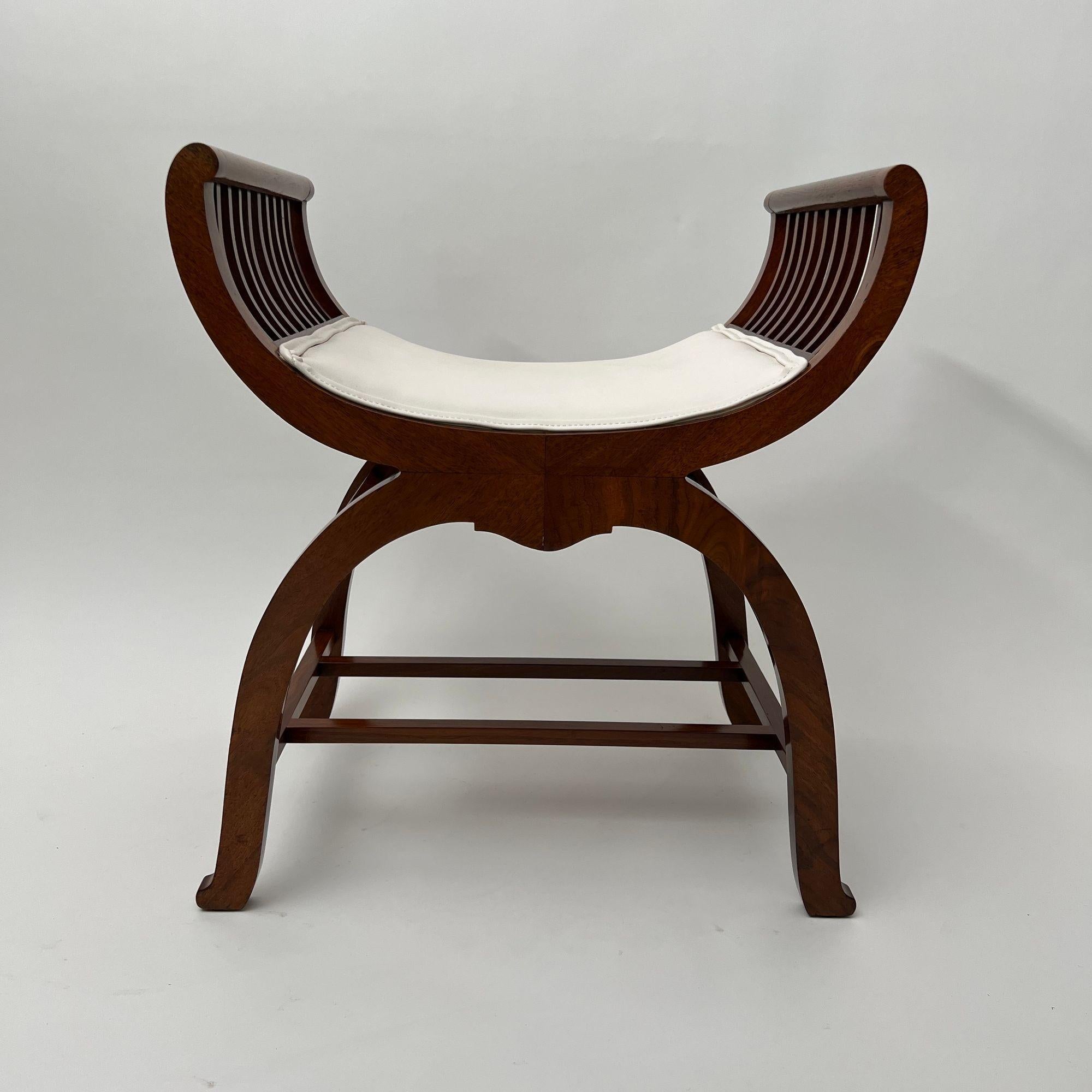 Schöner, großer Jugendstil-Gondelhocker aus Österreich um 1910.
Nussbaum und Eiche massiv, gebogene Rückenlehnen mit Zwischenstäben.
Restaurierter Zustand, handpolierter Schellack. Neu gepolstert mit weißem Kunstleder.
Abmessungen:
H 51 cm / 20.08