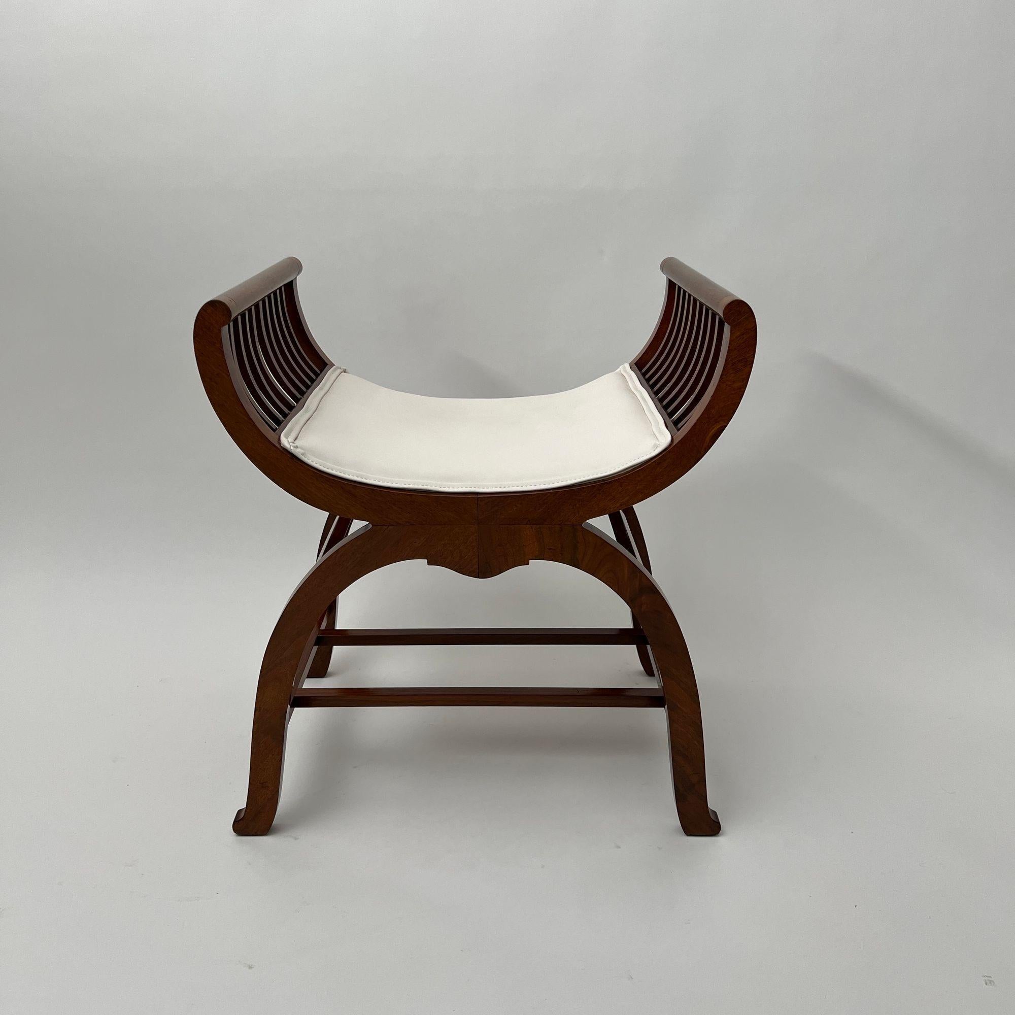 Jugendstil Gondelhocker, Nussbaum, Eiche, Österreich um 1910 (Österreichisch) im Angebot