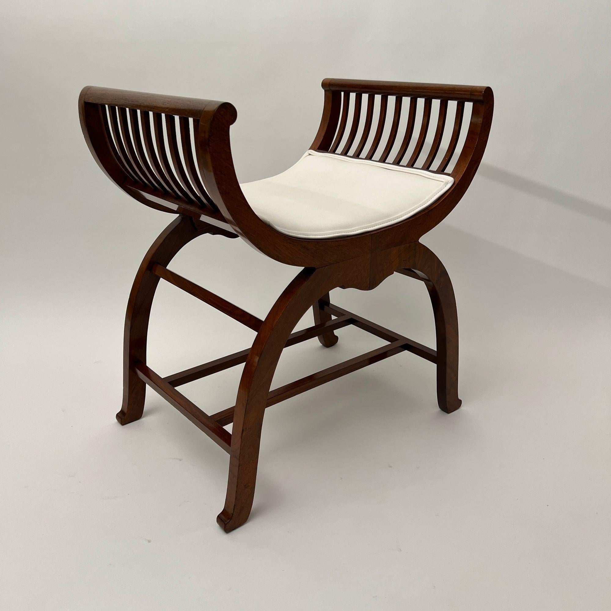 Jugendstil Gondelhocker, Nussbaum, Eiche, Österreich um 1910 (Poliert) im Angebot