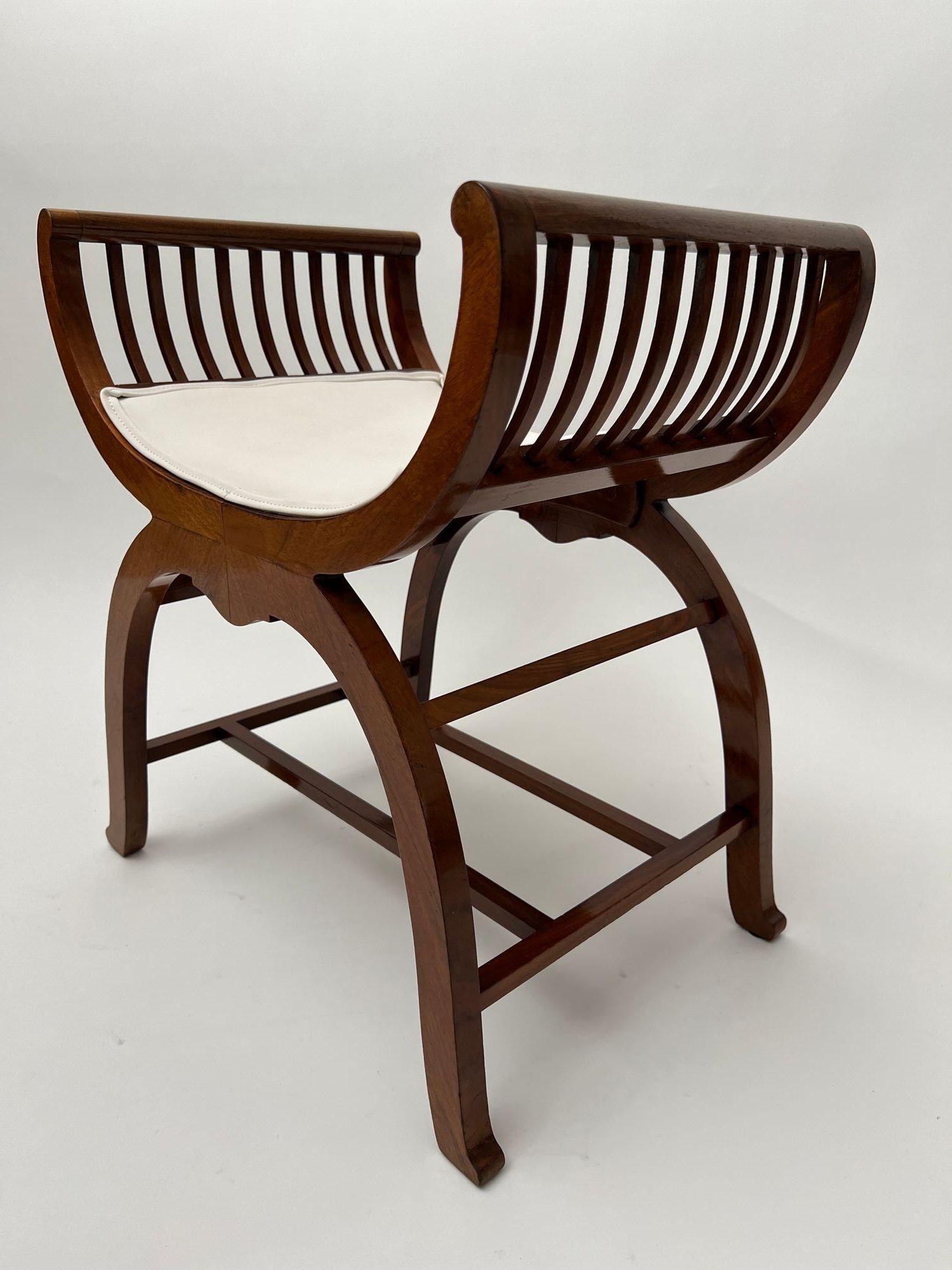 Jugendstil Gondelhocker, Nussbaum, Eiche, Österreich um 1910 im Zustand „Gut“ im Angebot in Regensburg, DE