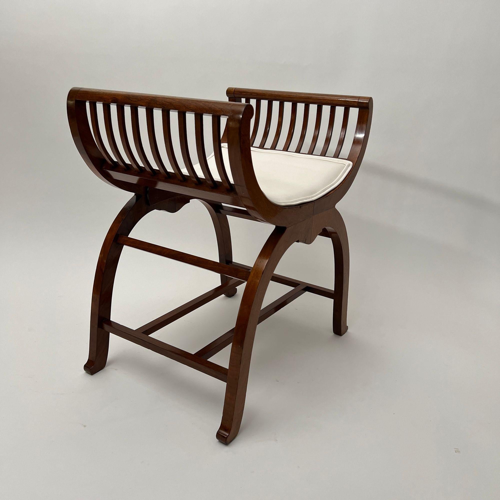 Jugendstil Gondelhocker, Nussbaum, Eiche, Österreich um 1910 (Frühes 20. Jahrhundert) im Angebot