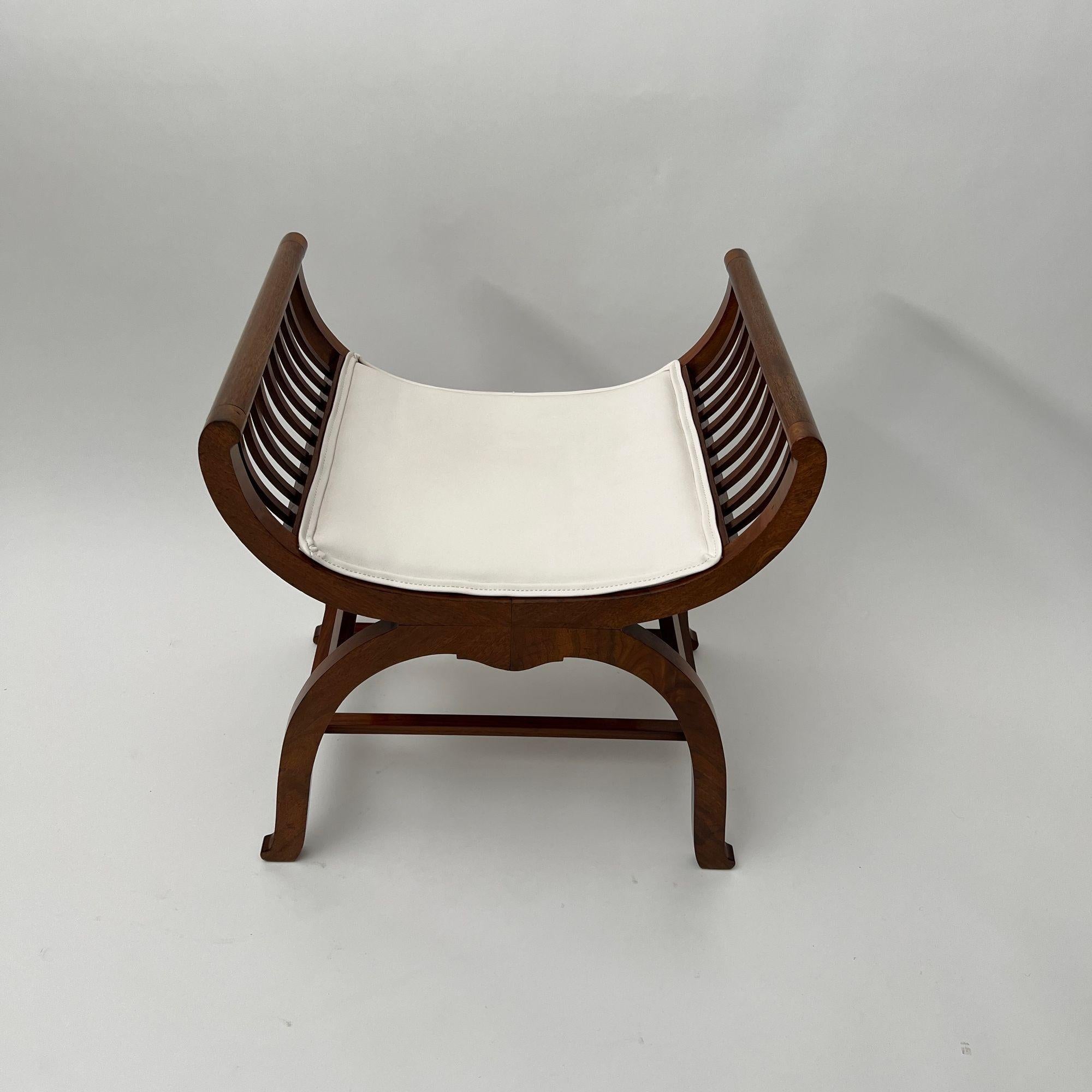 Jugendstil Gondelhocker, Nussbaum, Eiche, Österreich um 1910 im Angebot 2