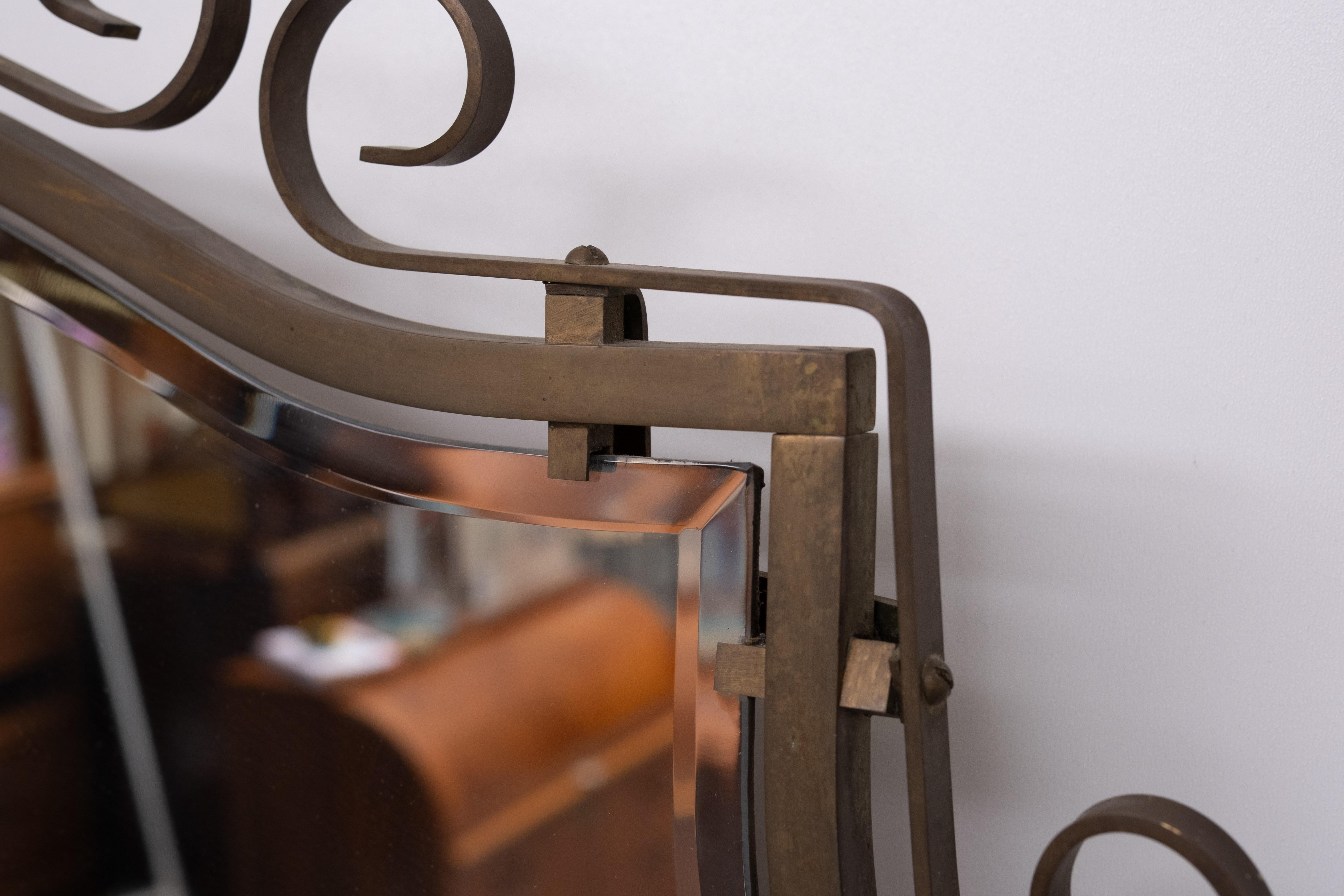 Laiton Jugendstil  Miroir mural en laiton forcé à la main 1920 en vente