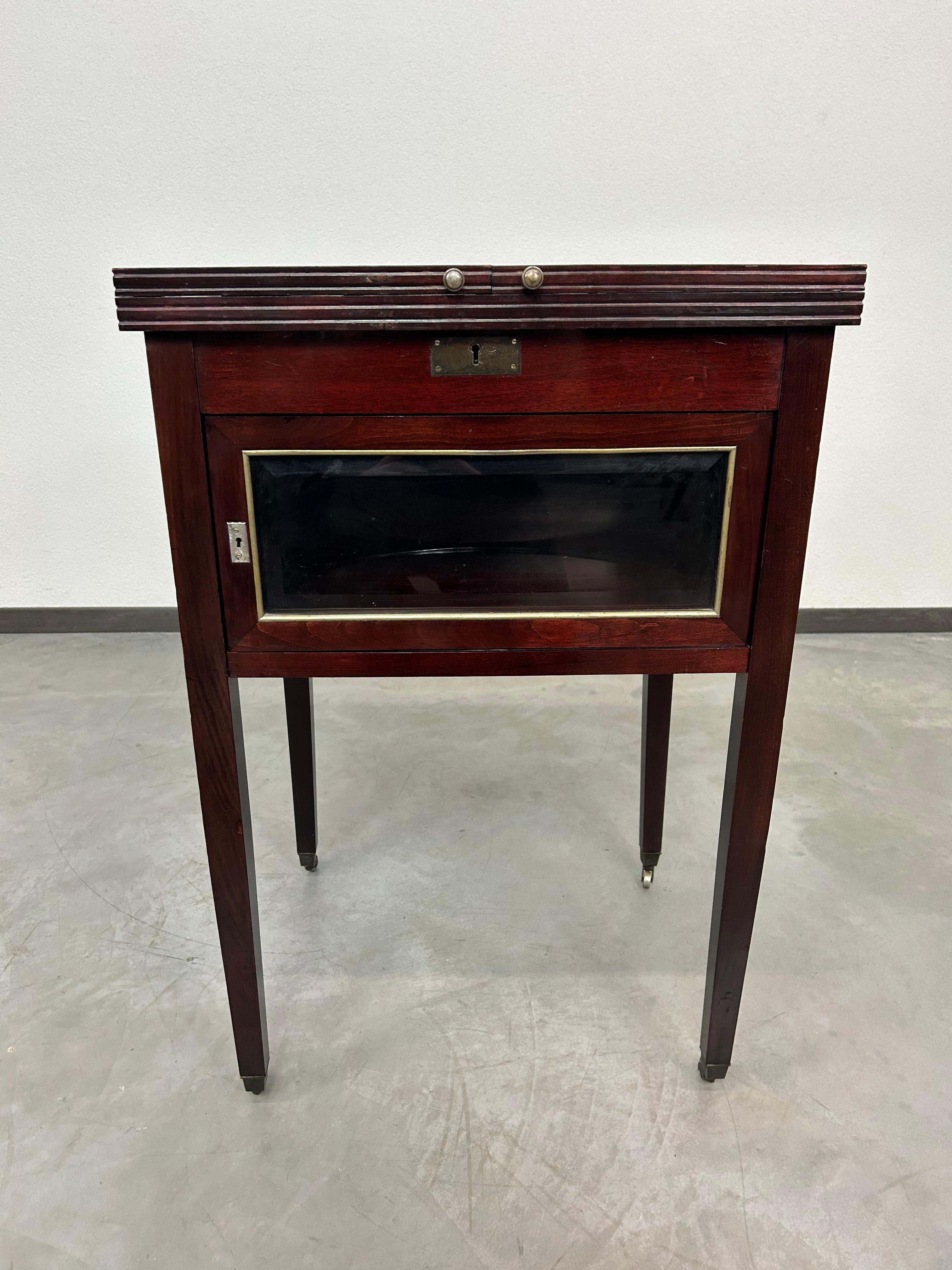 Jugendstil mahogany bar cabinet by Portois & Fix in very nice original condition with signs of use.
