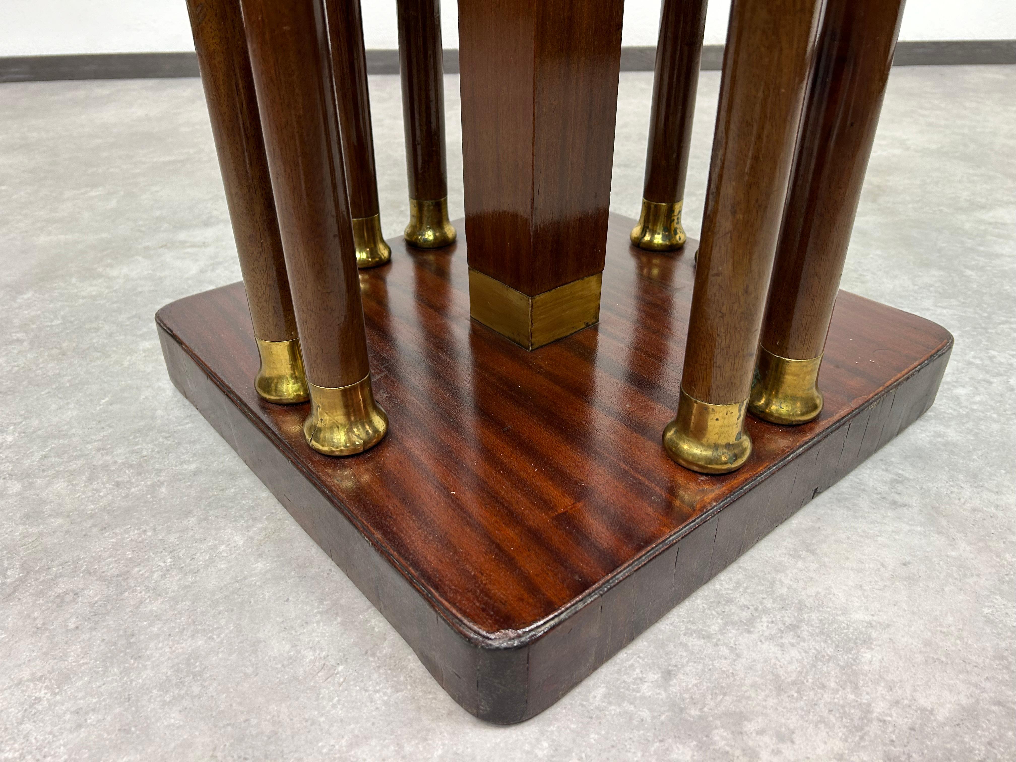 Table basse en acajou Jugendstil avec garnitures en laiton. Teinté et repoli par des professionnels.