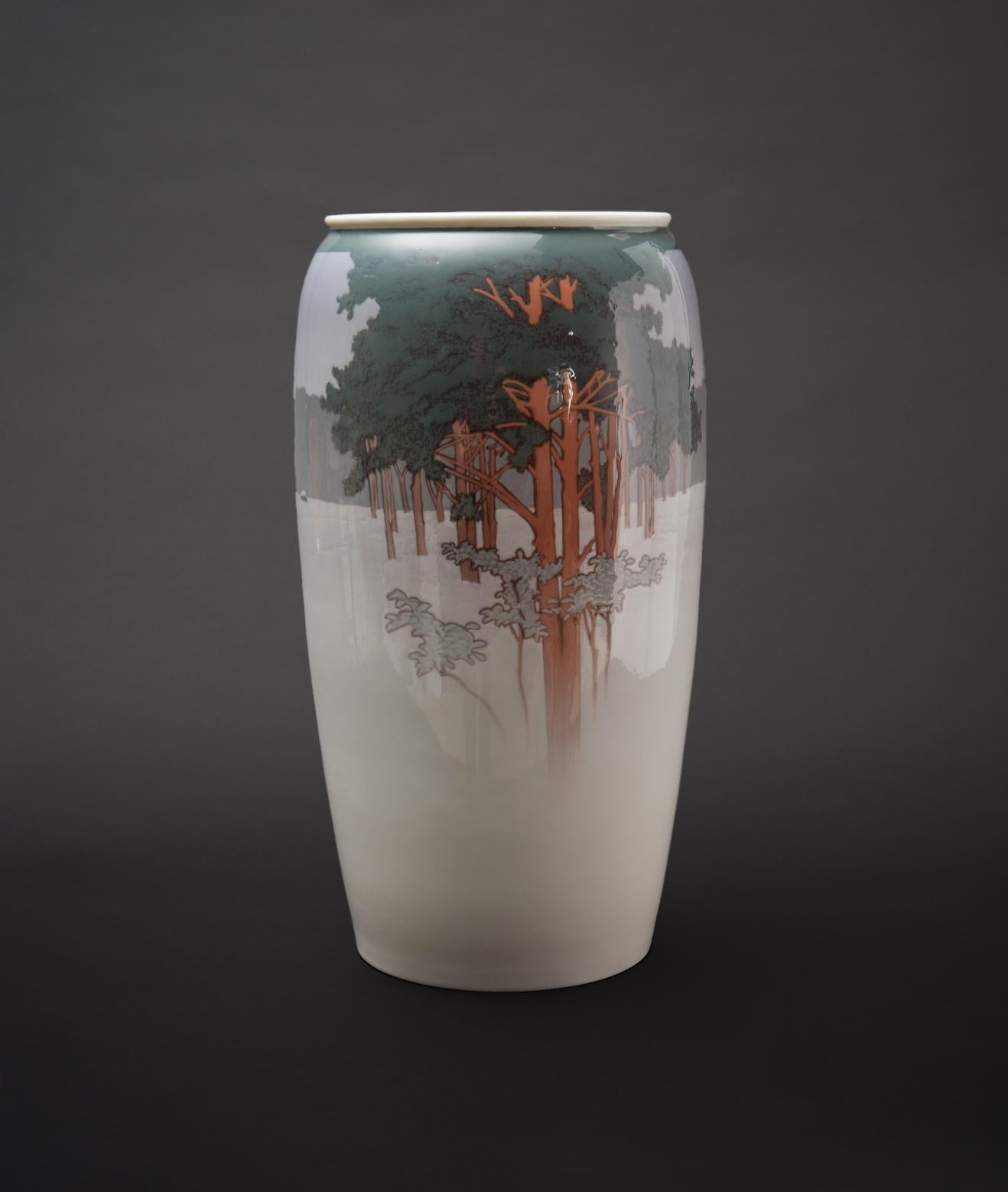 Theodor Hermann Schmuz-Baudiss pour Konigliche Porzellan-Manufaktur.

Ce vase monumental représente un paysage hivernal à l'orée d'une forêt. Un exemple stupéfiant du travail de cet artiste.