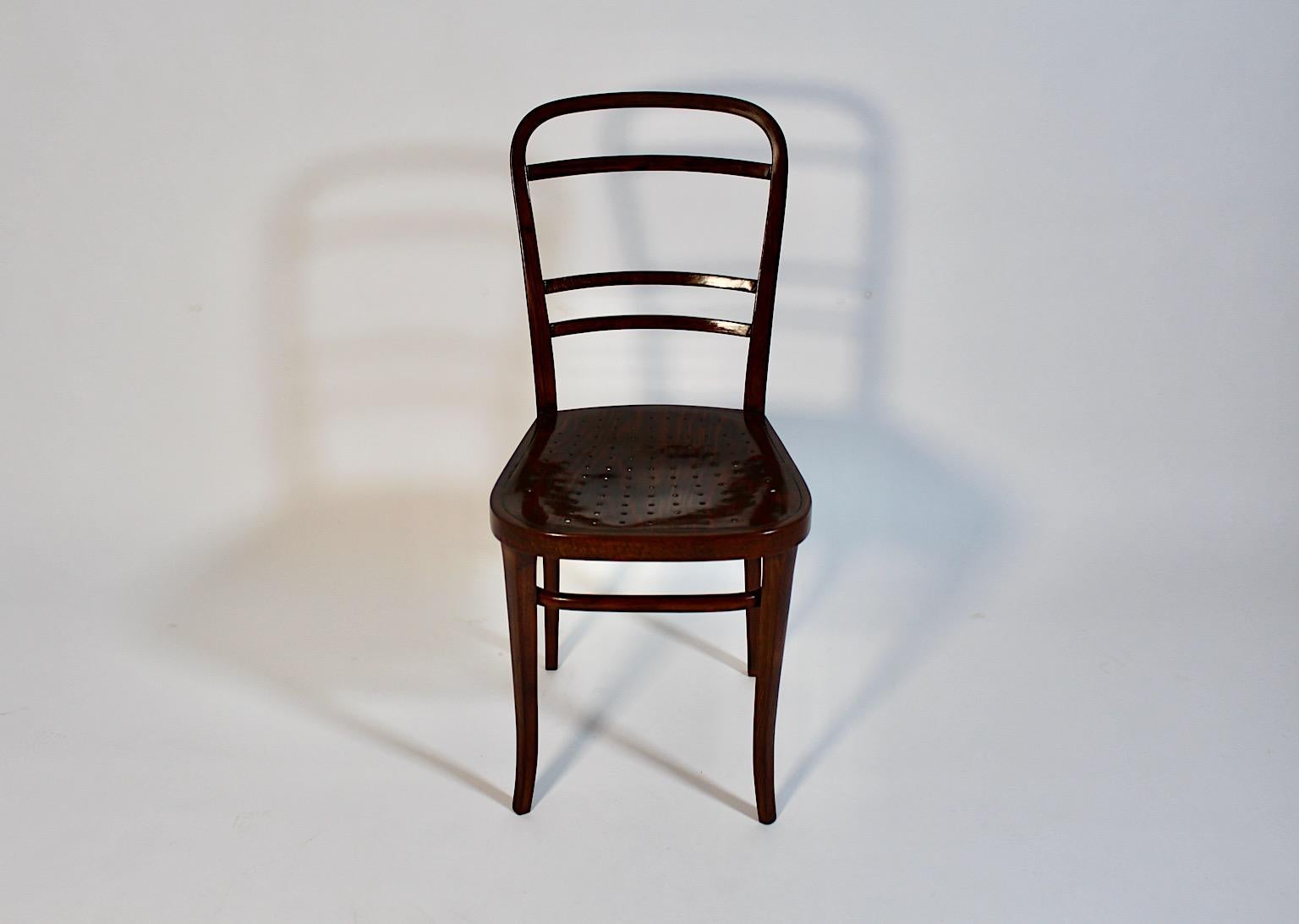 Jugendstil Otto Wagner One ( 1 ) Chair Side Chair Chocolate Brown Beech Österreichische Postsparkasse 1902 for Thonet 1904/1906 Vienna.
An iconic chair or side chair by the famed Austrian designer Otto Wagner
for the office space from the