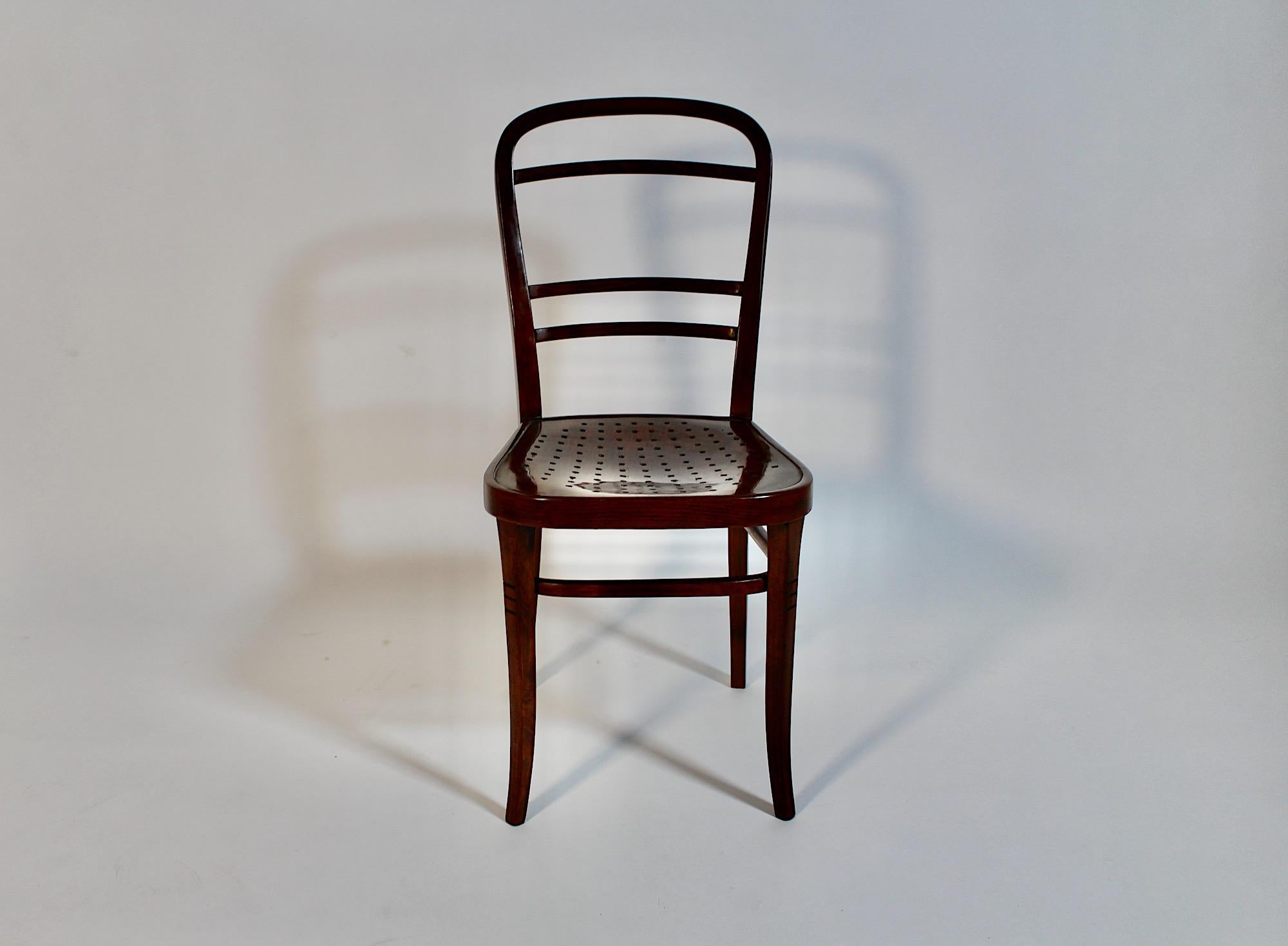 Jugendstil Otto Wagner Ein (1) Schreibtischstuhl Stuhl Beistellstuhl Schokobraun Buche
Osterreichische Postsparkasse 1902 für Jacob & Josef Kohn 1904/1906 Wien.
Ein ikonischer Stuhl oder Beistellstuhl des famosen österreichischen Designers Otto