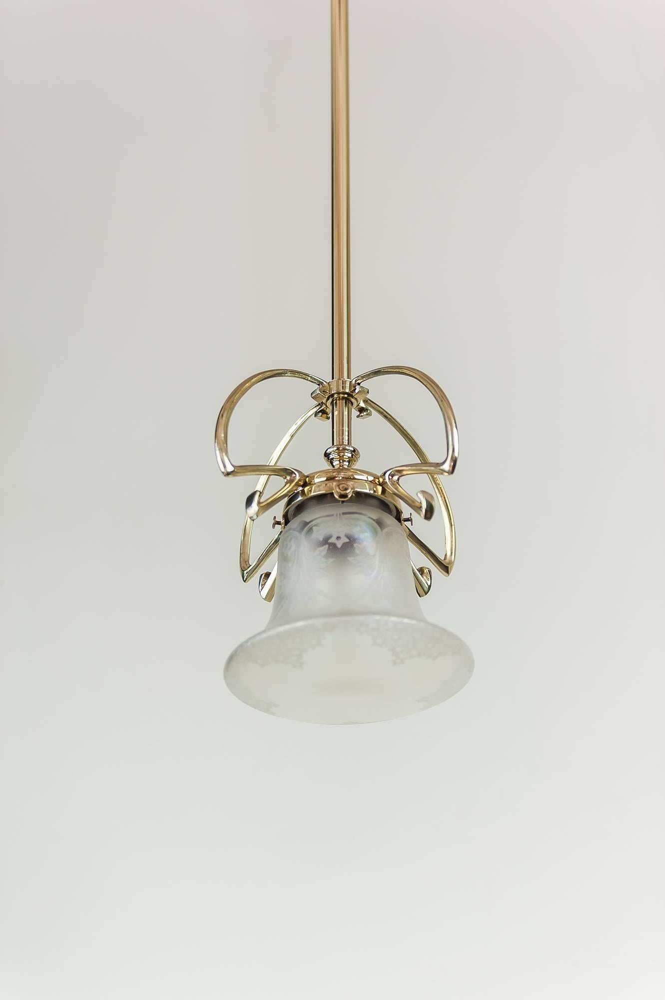 Jugendstil Pendant circa 1908 with Original Glass Shade In Good Condition For Sale In Wien, AT