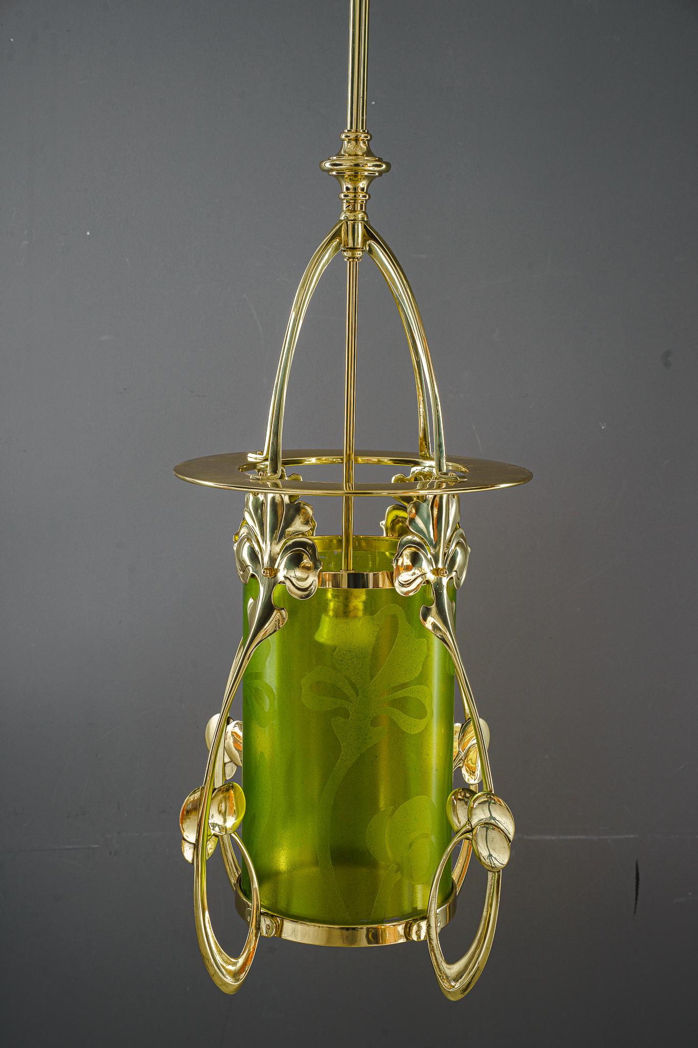 Jugendstil-Pendelleuchte mit handbemalter Glasschirm Vienna aus der Zeit um 1908 (Messing) im Angebot