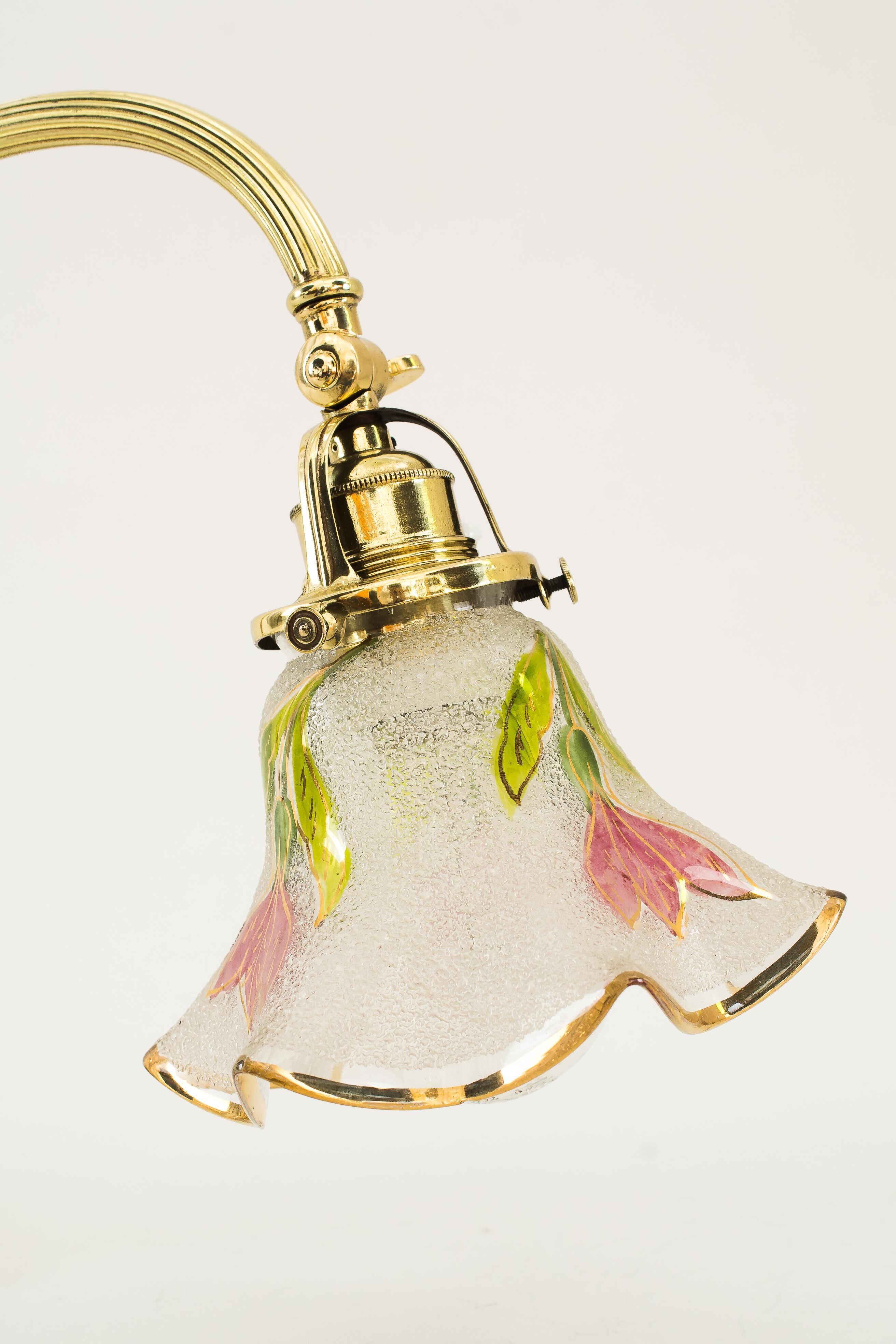 Jugendstil Klavierlampe mit original antikem Glasschirm wien um 1907
Poliert und einbrennlackiert
Original Glasschirm.