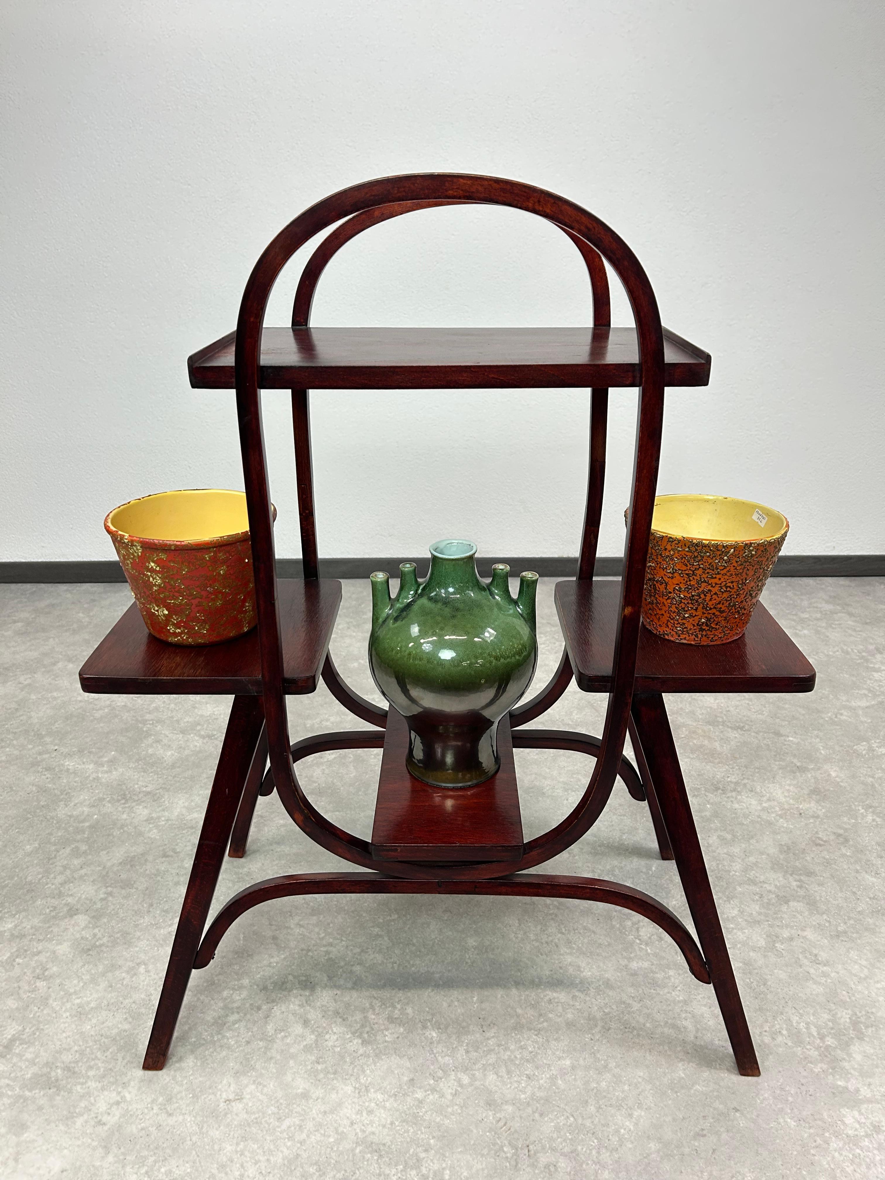 Jardinera Jugendstil de madera curvada de Thonet. Teñido y repulido profesional.
